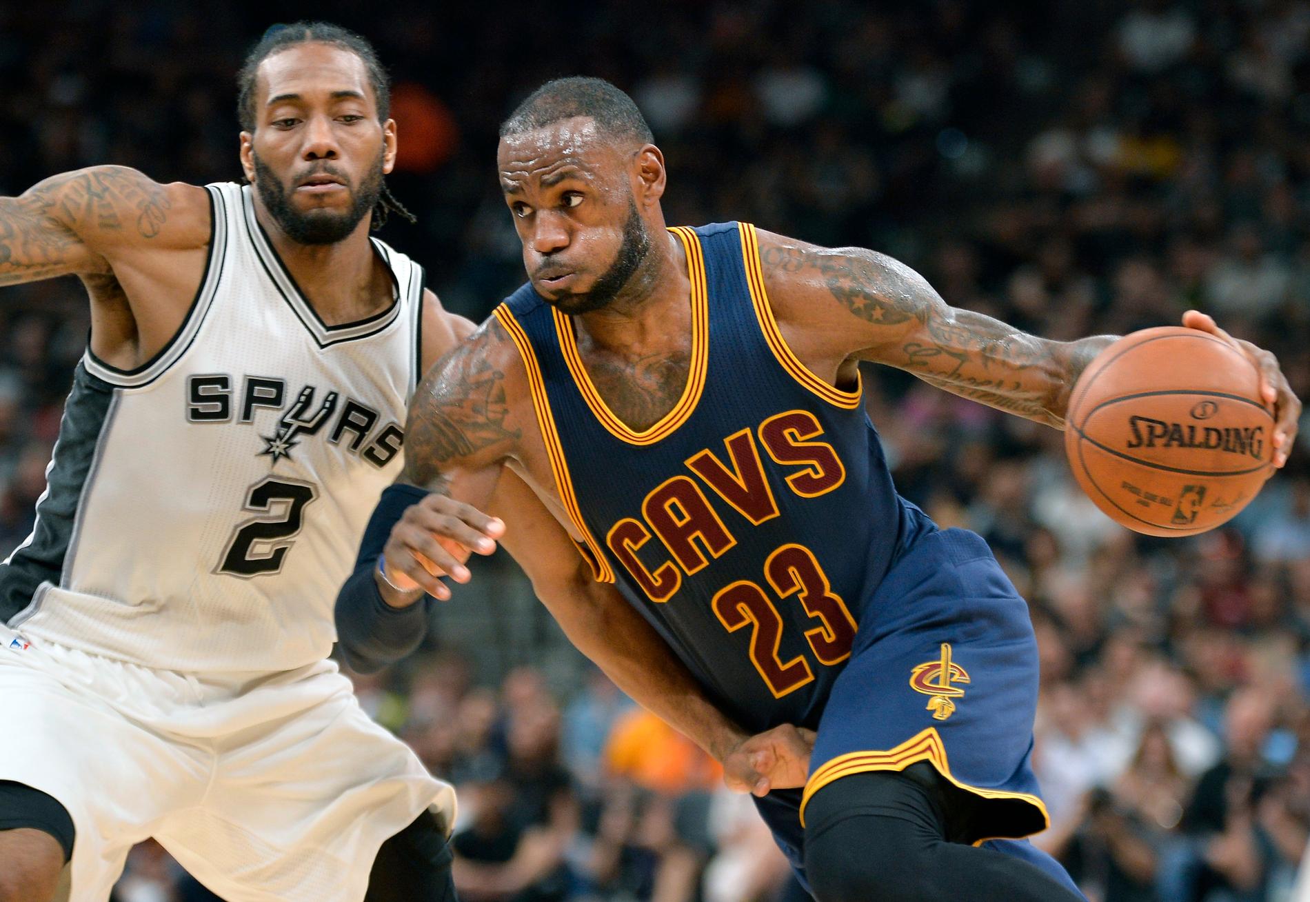  Cleveland Cavaliers forward LeBron James kjører på mot Kawhi Leonard fra San Antonio Spurs mandag denne uken. Kampen fant sted i San Antonio. 