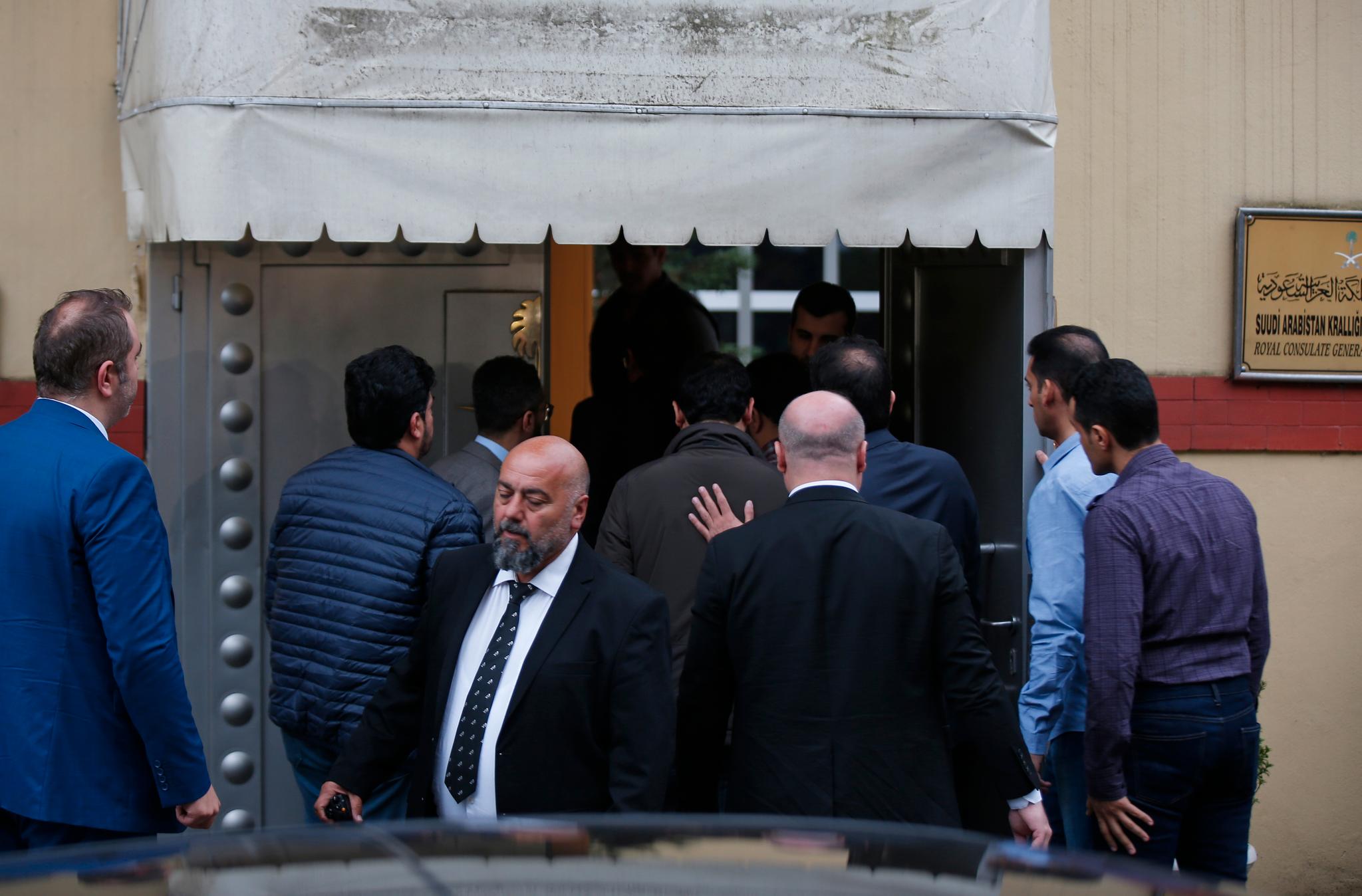 Tyrkiske etterforskere gikk mandag ettermiddag inn i det saudiarabiske konsulatet i Istanbul, 13 dager etter journalisten Jamal Khashoggi gikk inn i bygningen. 