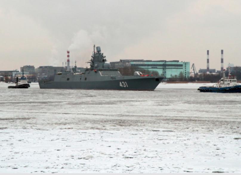 Den russiske fregatten Admiral Kasatonov forlot verftet Severnaja i januar i år. Fregatten er nå på sin første test i havområdene utenfor Kola. Nå pekes den ut som den mulige kilden til støysignaler i Finnmark.