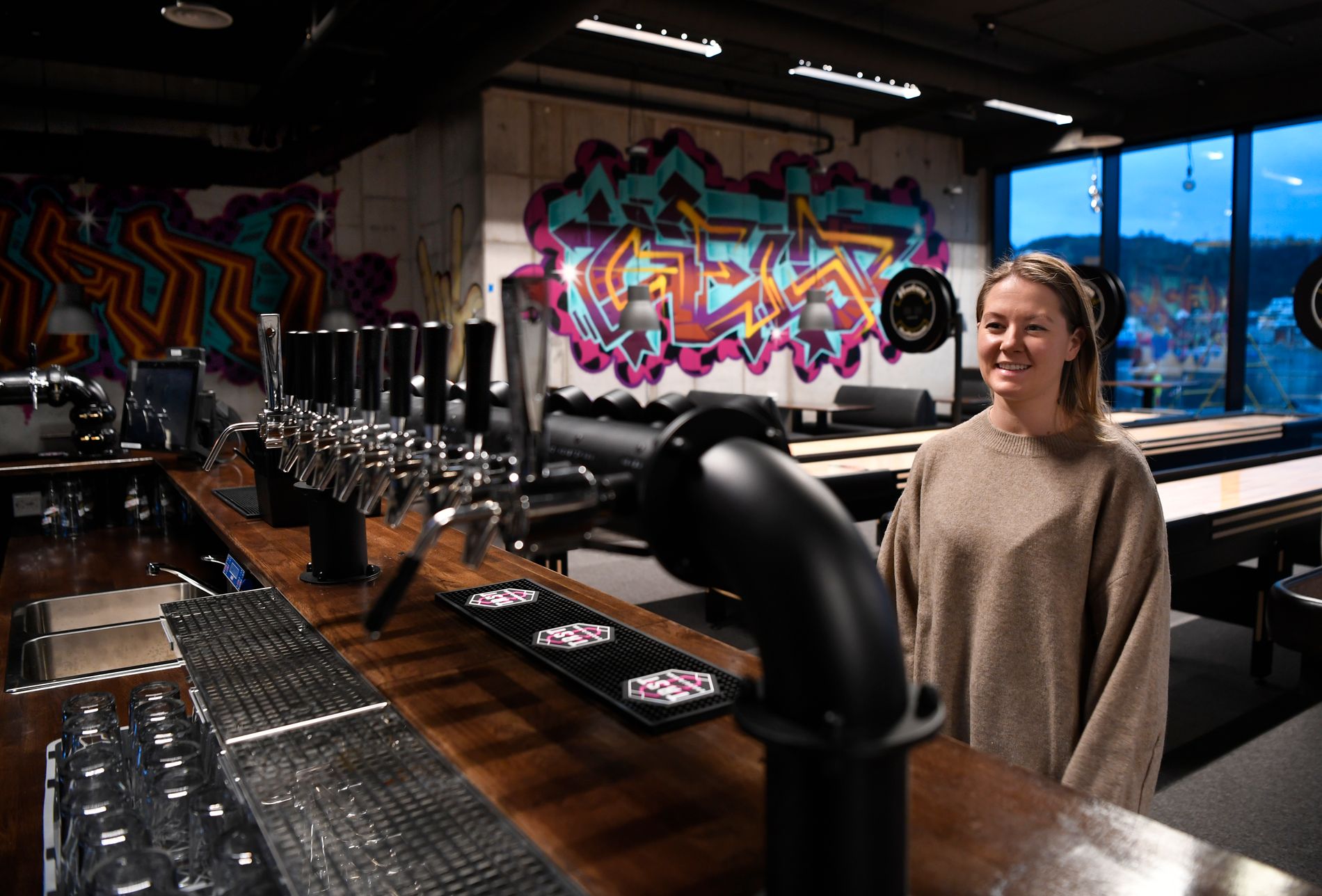 Driftssjef Elisabeth Kristiansen på Inside Sandnes Rock Café syns det er synd at filialen i Stavanger ikke får åpne - men krysser fingrene for at de åpner i Sandnes på fredag.