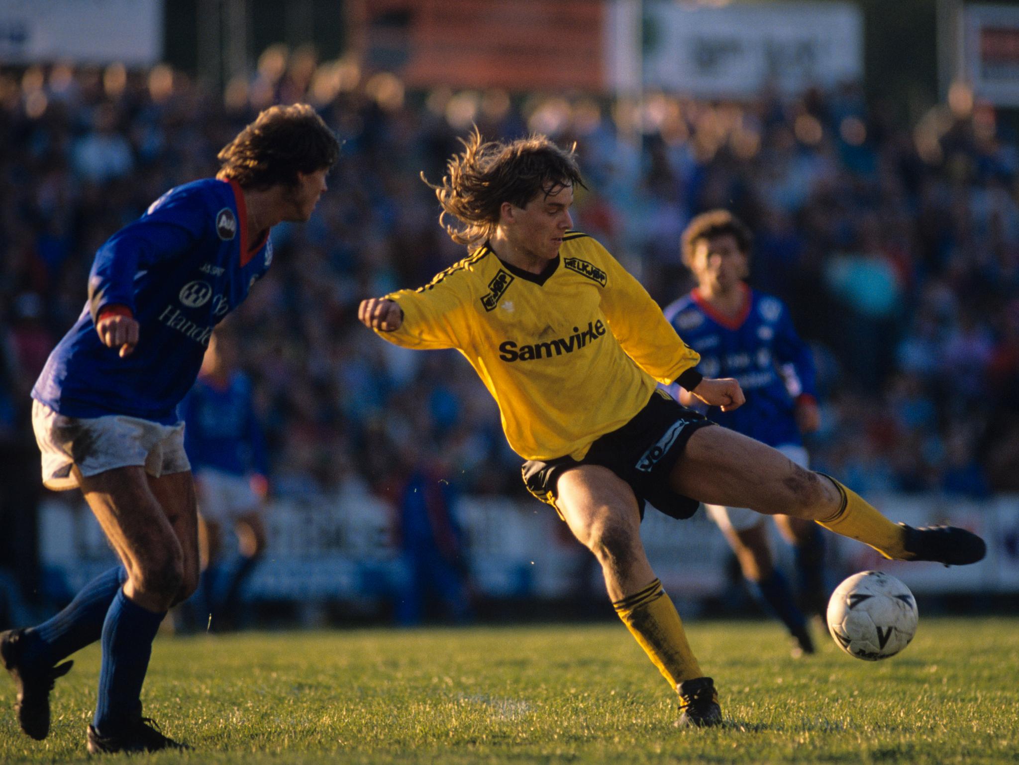1989: Jan Åge Fjørtoft i aksjon for Lillestrøm mot Vålerenga Åråsen i 1989. Han ble matchvinner i oppgjøret.