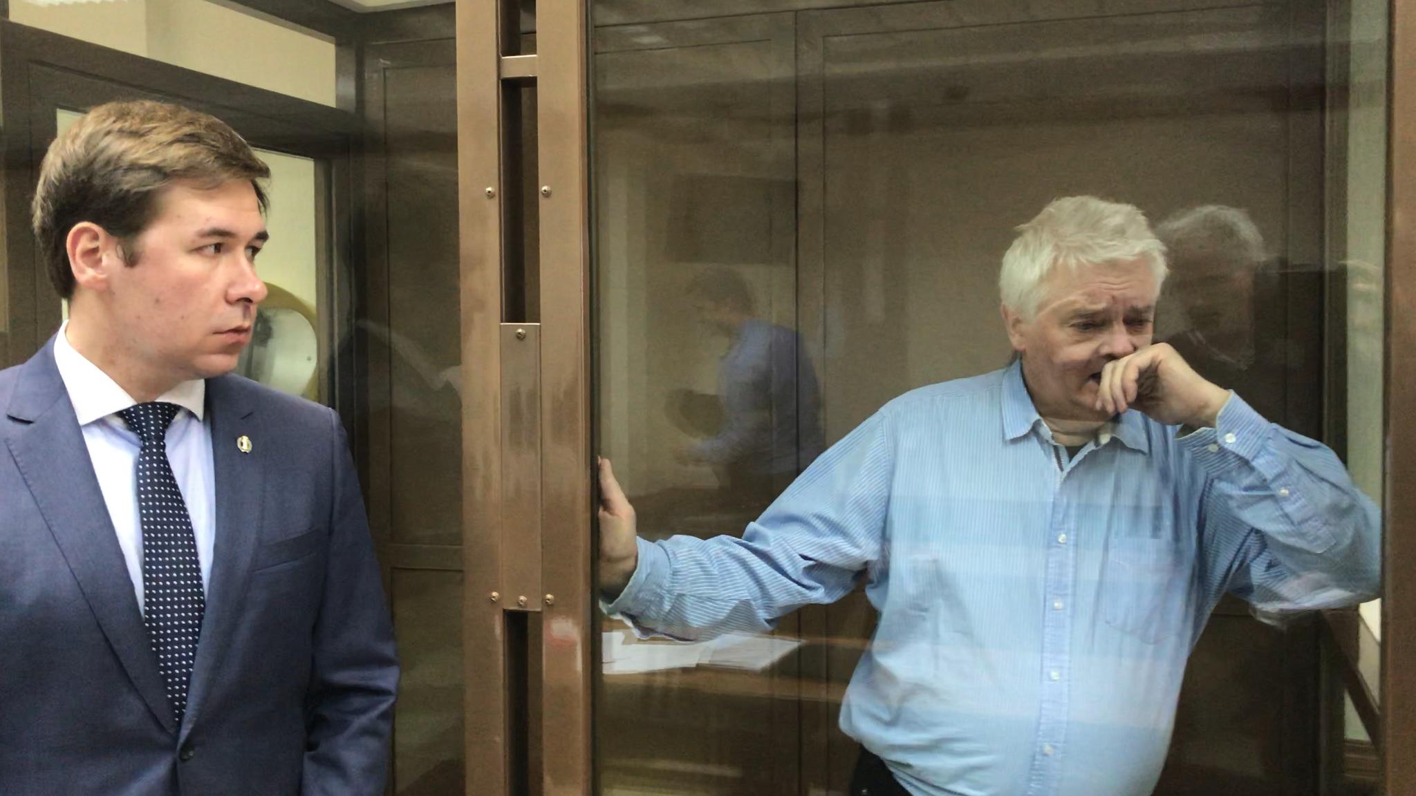 En fortvilet og gråtende Frode Berg i buret i rettssal 238 i Moskva domstol. Til venstre hans russiske advokat Ilja Novikov, som forgjeves forsøkte å få Berg sluppet fri i Moskva mot kausjon. Det ble blankt avvist av domstolen, som nesten alltid gjør som FSB sier i spionanklager.