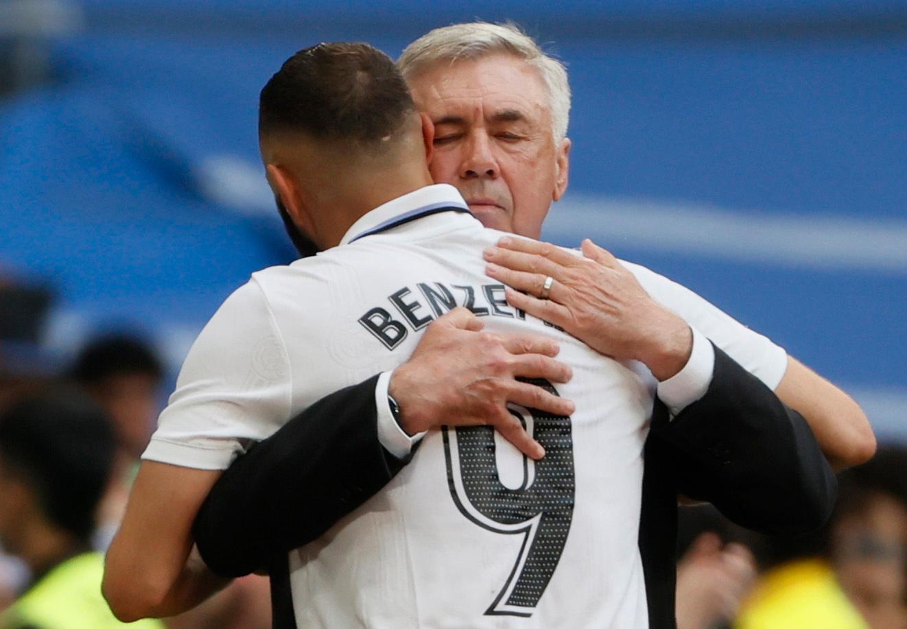 VARM KLEM: Karim Benzema får en klem av manager Carlo Ancelotti.