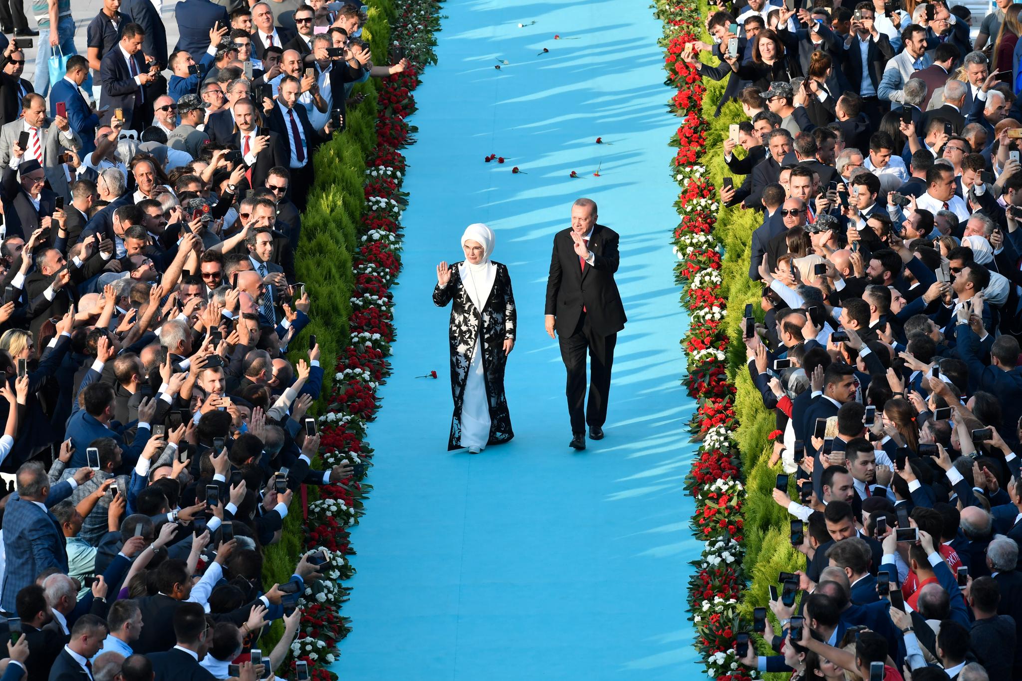 President Recep Tayyip Erdogan og hans kone Emine kommer til seremonien der han avla eden som president for en ny periode. 