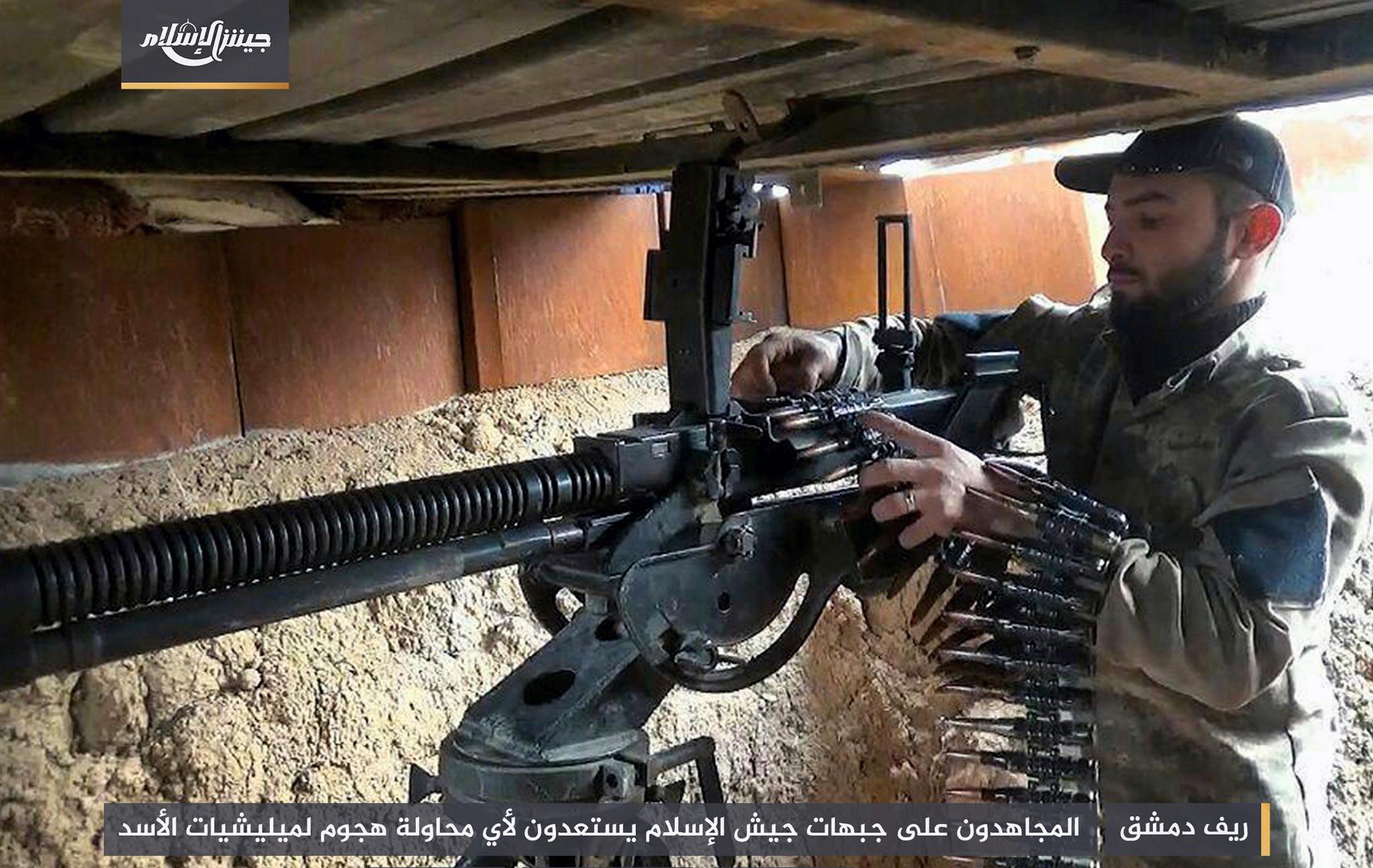 Flere opprørsgrupper har et nærvær i Øst-Ghouta, og en av de største er salafistgruppen Jaish al-Islam (bildet). Dette bildet sendte gruppen selv ut 20. februar. 