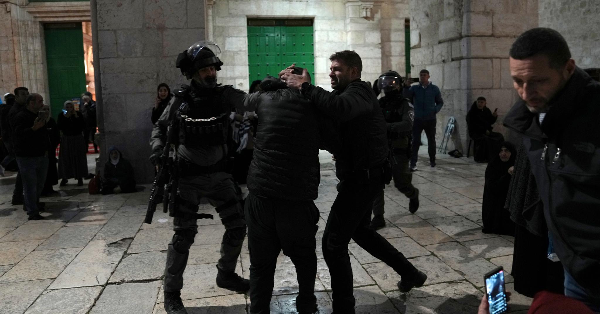 Israelsk politi barket sammen med palestinere i al-Aqsa-moskeen etter ramadan-bønnen natt til onsdag.