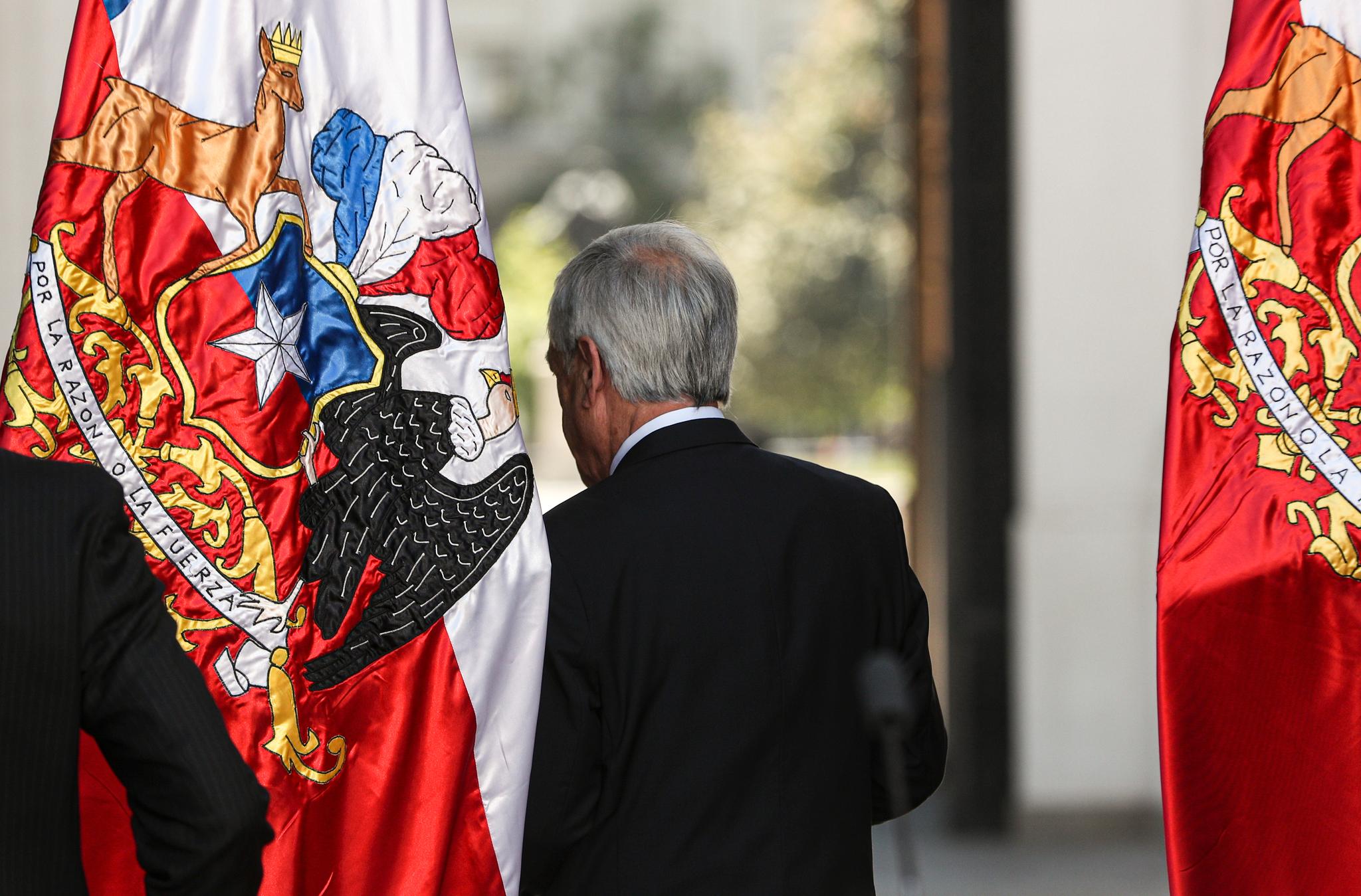 Chiles høyreorienterte president Sebastián Piñera har gått med på at landet skal få en ny grunnlov. Etter at han ble valgt i 2018, stanset han et forslag til grunnlovsendringer som hans venstreorienterte forgjenger Michelle Bachelet hadde levert til nasjonalforsamlingen. 