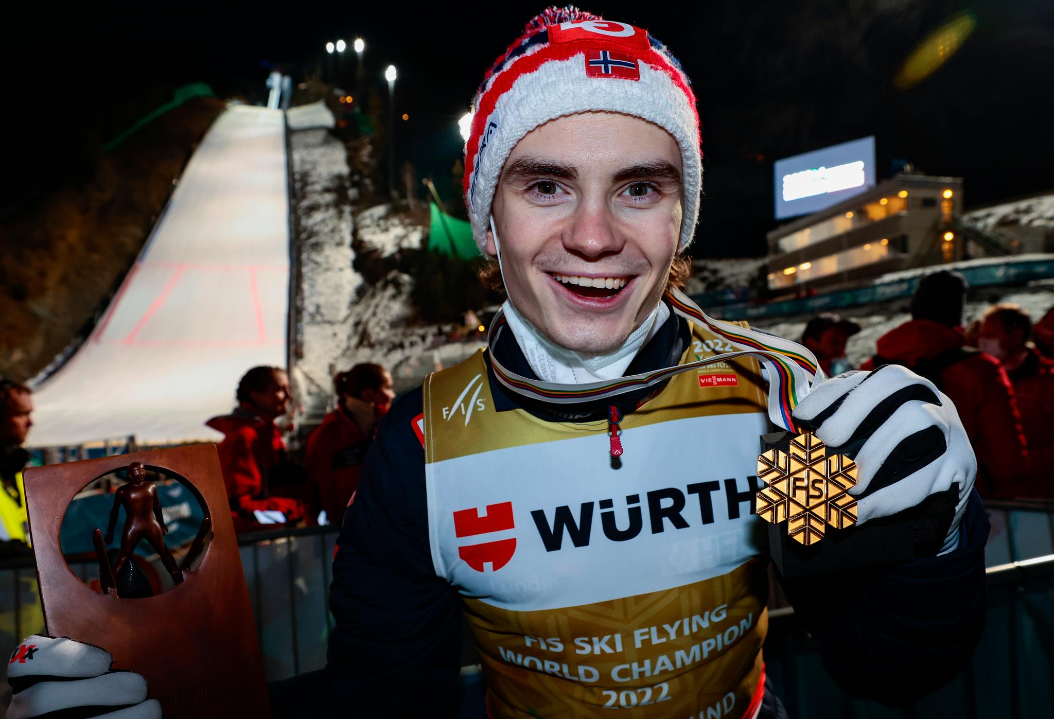 GULLGUTT: Marius Lindvik kan se tilbake på en begivenhetsrik sesong. Lørdag ble den rundet av med VM-gull i skiflyging.