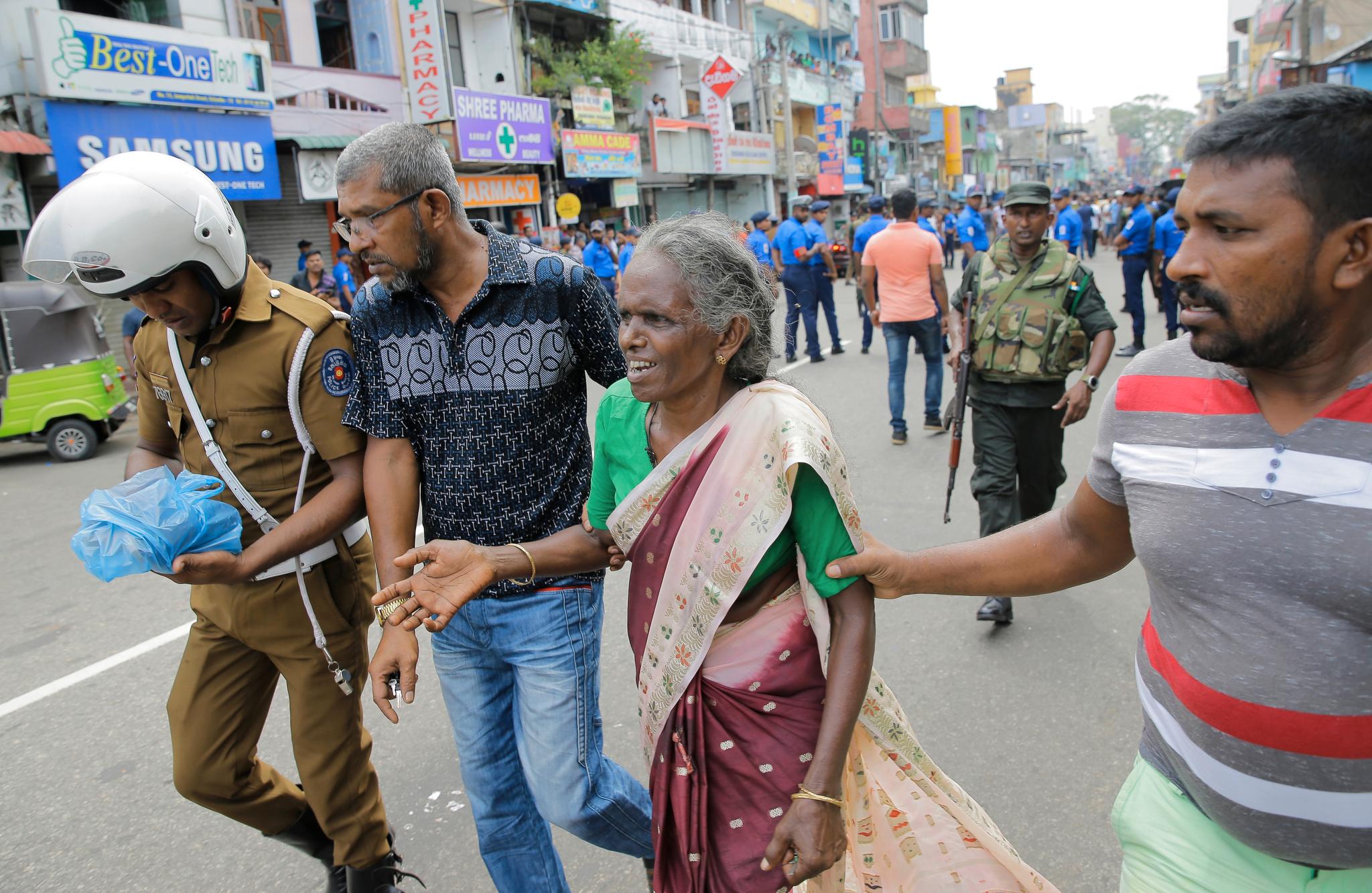 Flere hundre er såret og 42 skal være drept på Sri Lankas hovedstad Colombo.