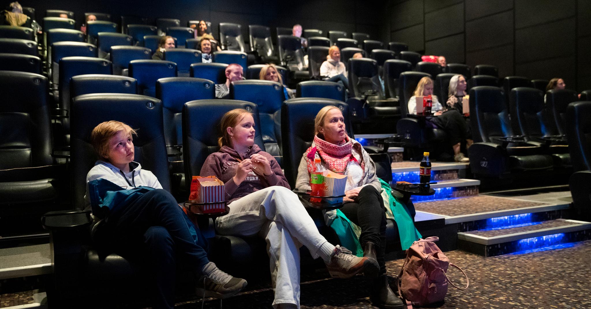 Karsten Skeie Weider, Sara Skeie Weider og Tine Skeie Mathiesen fikk sitte sammen på første rad under filmen «Emma» tirsdag kveld. Men det må være god avstand til de andre i publikum. 