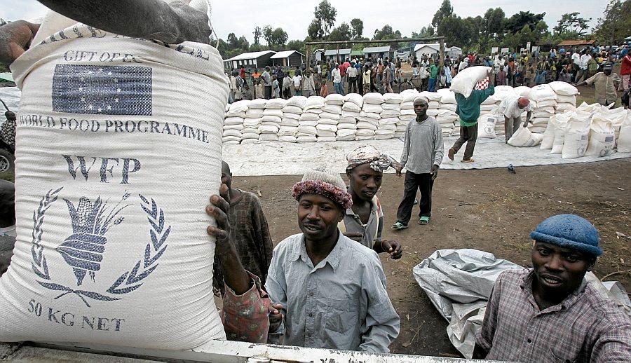 Millioner av mennesker er avhenging av hjelp fra WFP for å overleve. Her lastes nødhjelp av til flyktninger i Goma-provinsen i Kongo i 2008. 