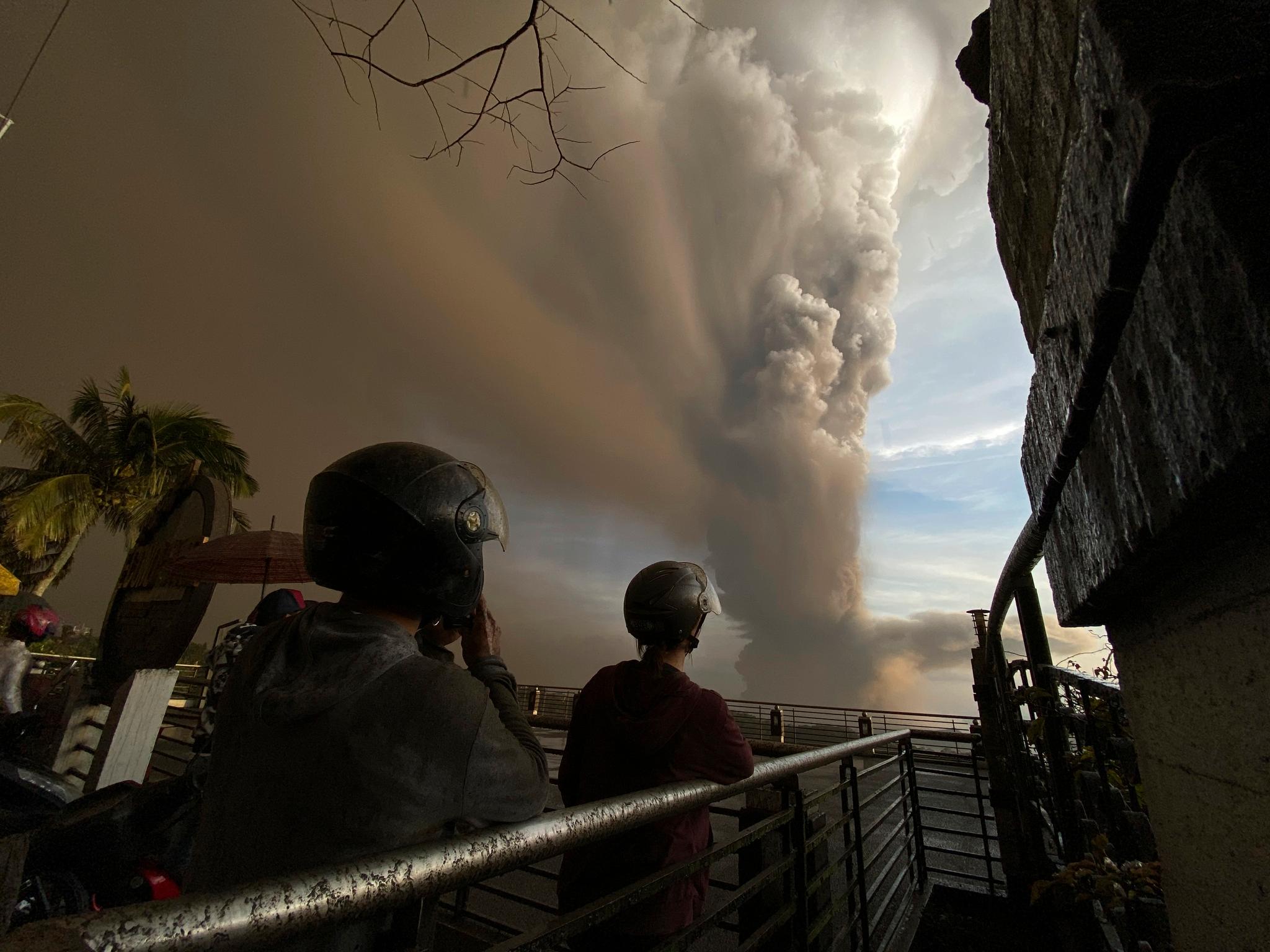 En stor askesky stiger opp fra Taal-vulkanen sør for Filippinenes hovedstad Manila. 