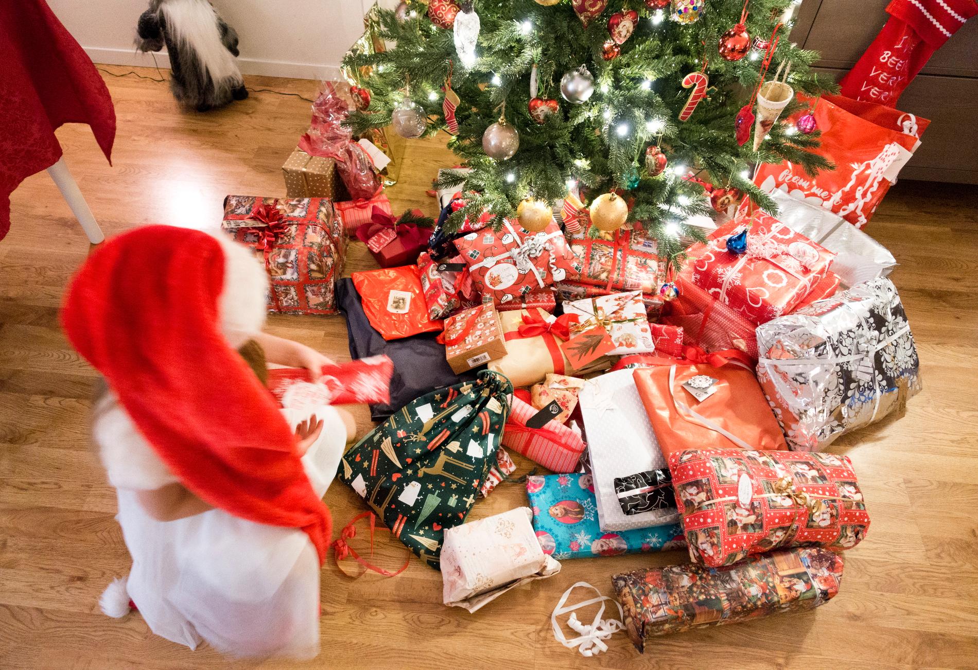 Pakker er høydepunktet for mange små på julekvelden. – Men det er kjipt om far stotrer litt ekstra når han leser opp gave-listen, skriver vår kommentator. 