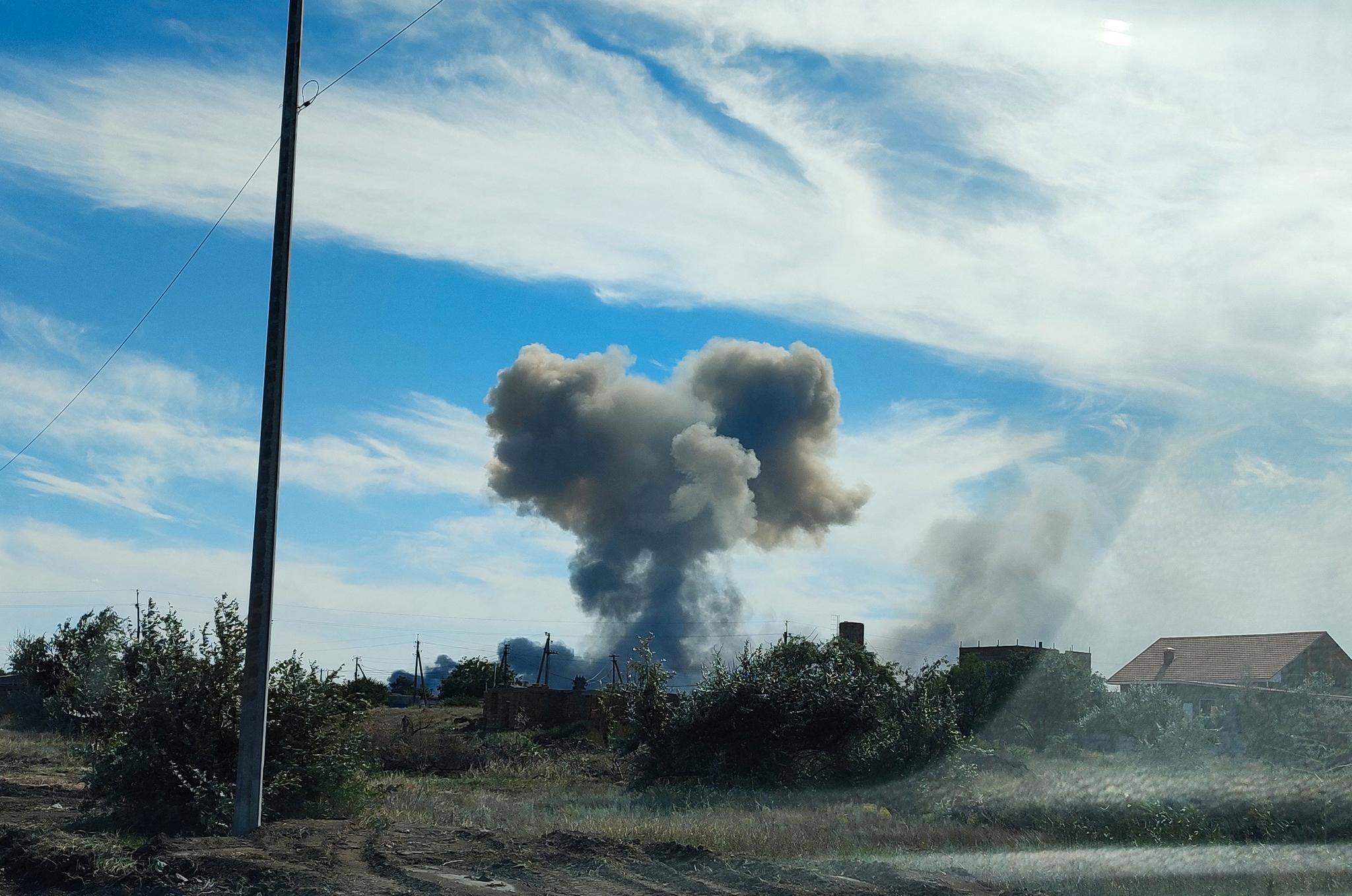 Kraftig røykutvikling etter eksplosjoner på flybasen.
