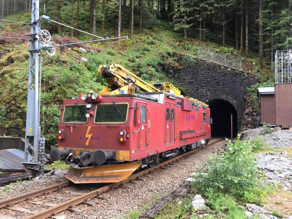 JOBBER PÅ STEDET: Her er nytt vaktskift på vei inn i tunnelen mellom Vaksdal og Trengereid. 