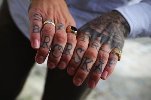 BRØDRE: Kjetil Fredvang er full av tattisser, også på hendene.