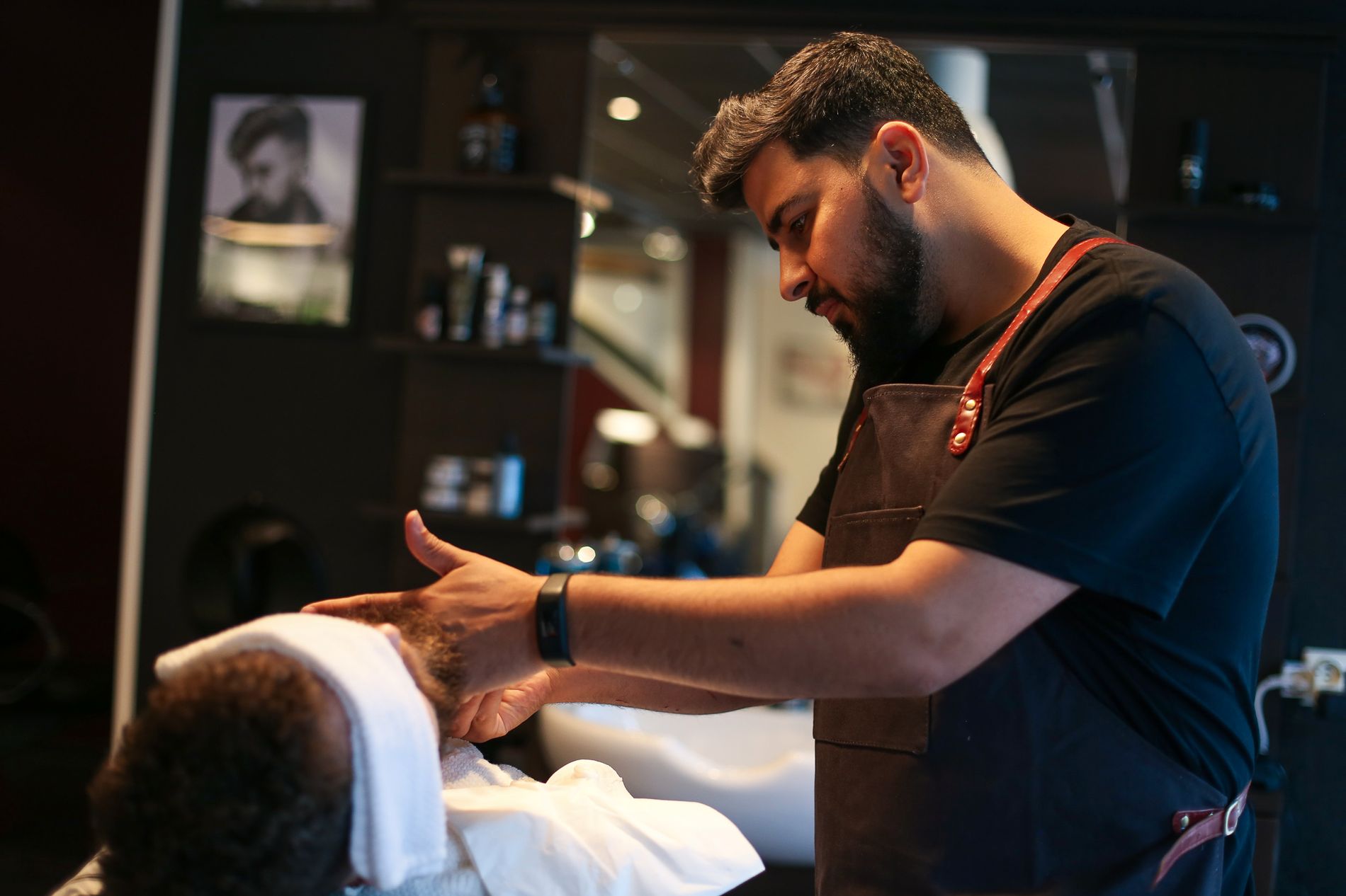 Ali Osman har vært profesjonell frisør og barberer i over sju år. Han er oppvokst i England og flyttet til Norge for to år siden, sammen med kona Dinya.