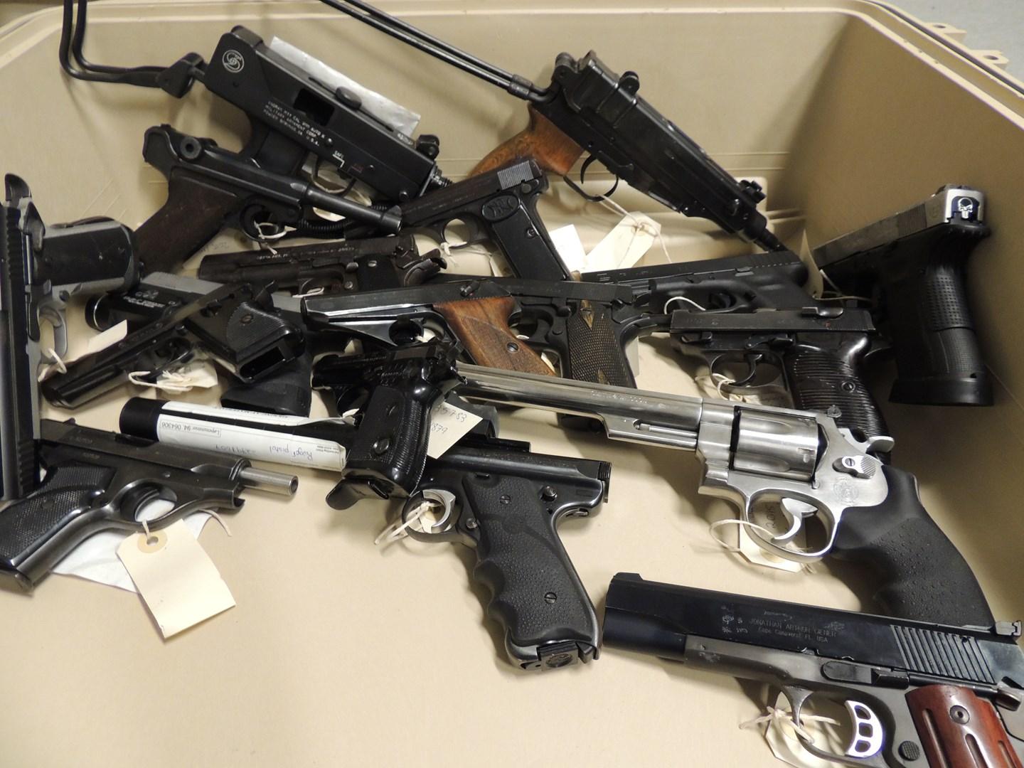 Noen av våpnene som er beslaglagt under etterforskningen. 