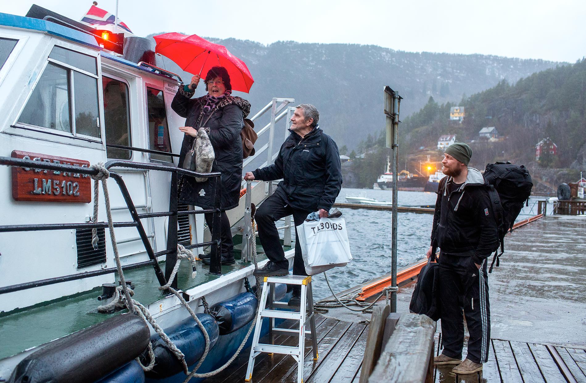 EKSTRA SKYSS: Frå venstre: Gerd Gammersvik, Sigmund Simmenes og Frode Kolstad må belage seg på båtskyss framover.