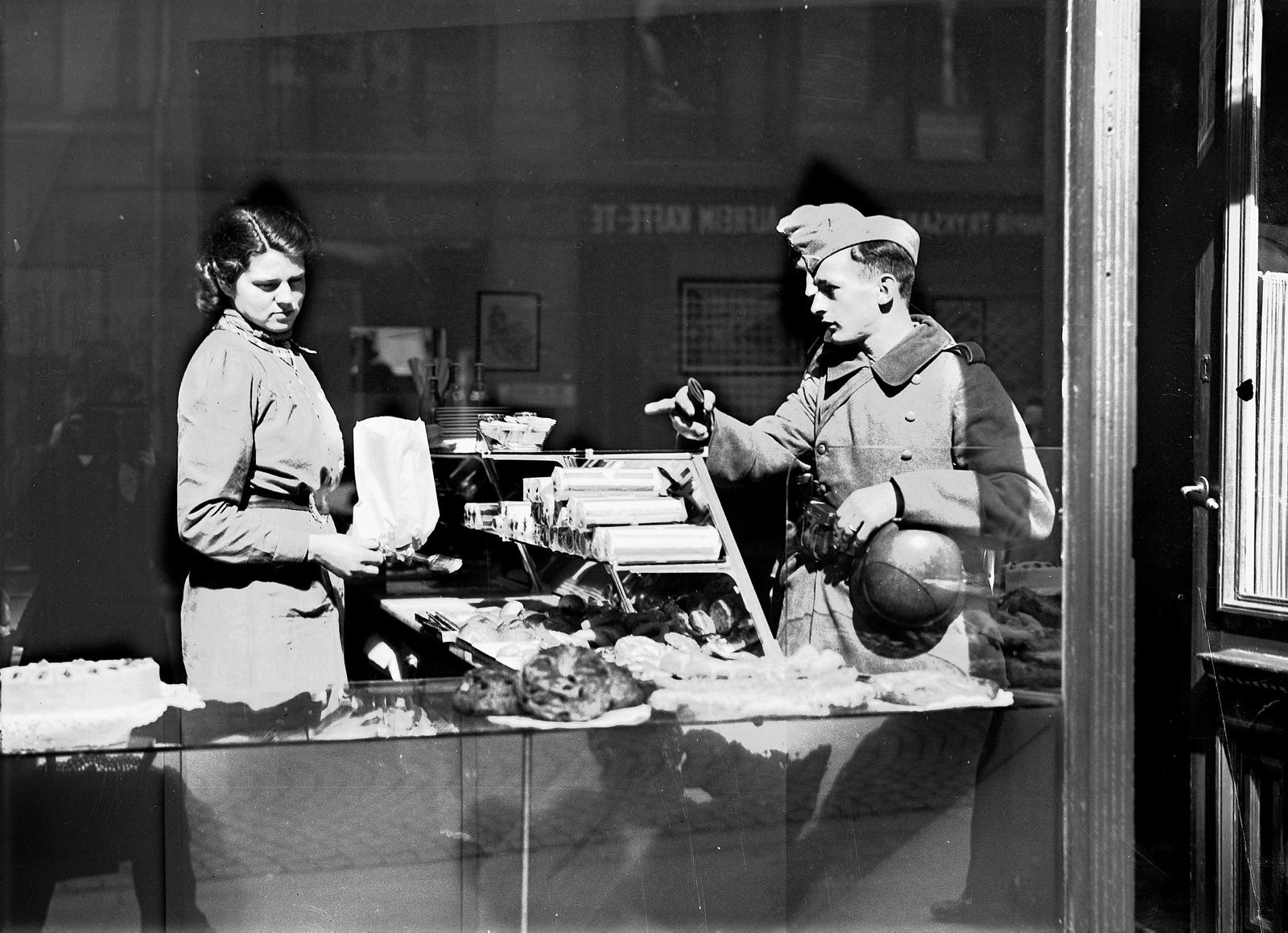 Ikke alle var like velvillige til å ekspedere tyske soldater. (Bilde fra Oslo.)