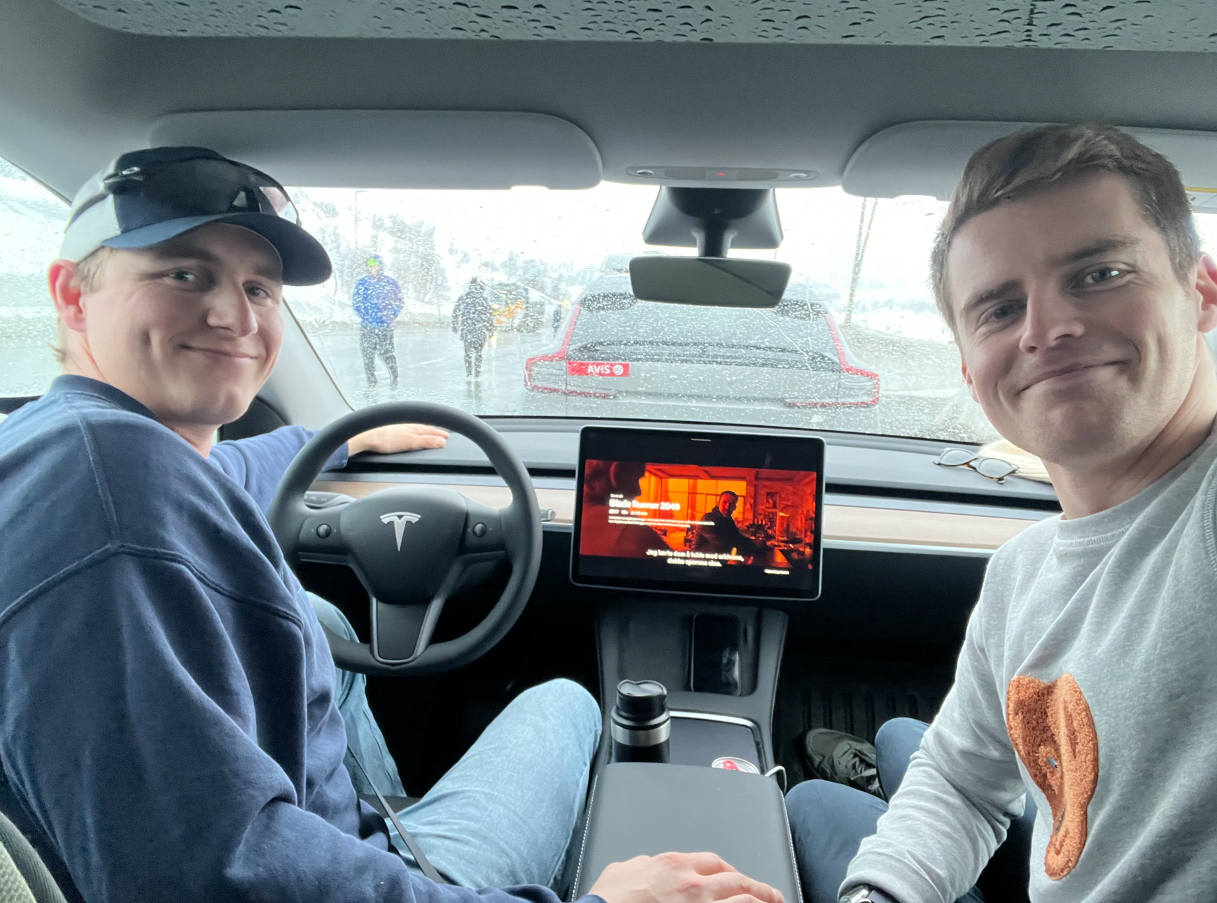 Nicolai Iversen (til venstre) og Tim Sørensen er på vei til Geilo. De gjør det beste ut av situasjonen.