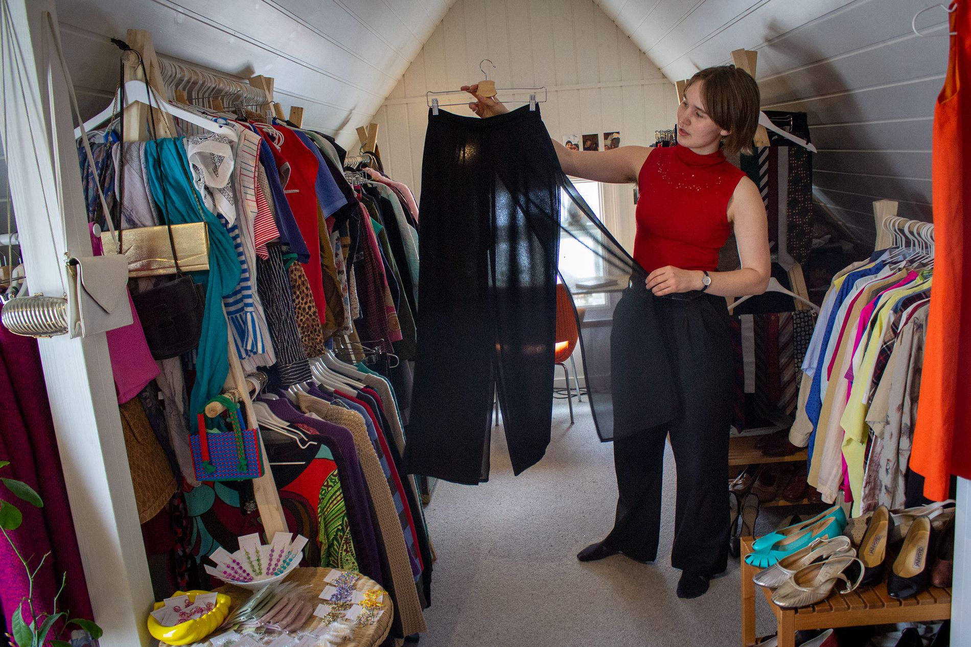 Alt 23-åringen har til salgs i den tidligere loftstua hjemme på Storhaug, har hun kjøpt selv. Hun forteller at hun begynte å samle på klær mot slutten av ungdomsskolen. 