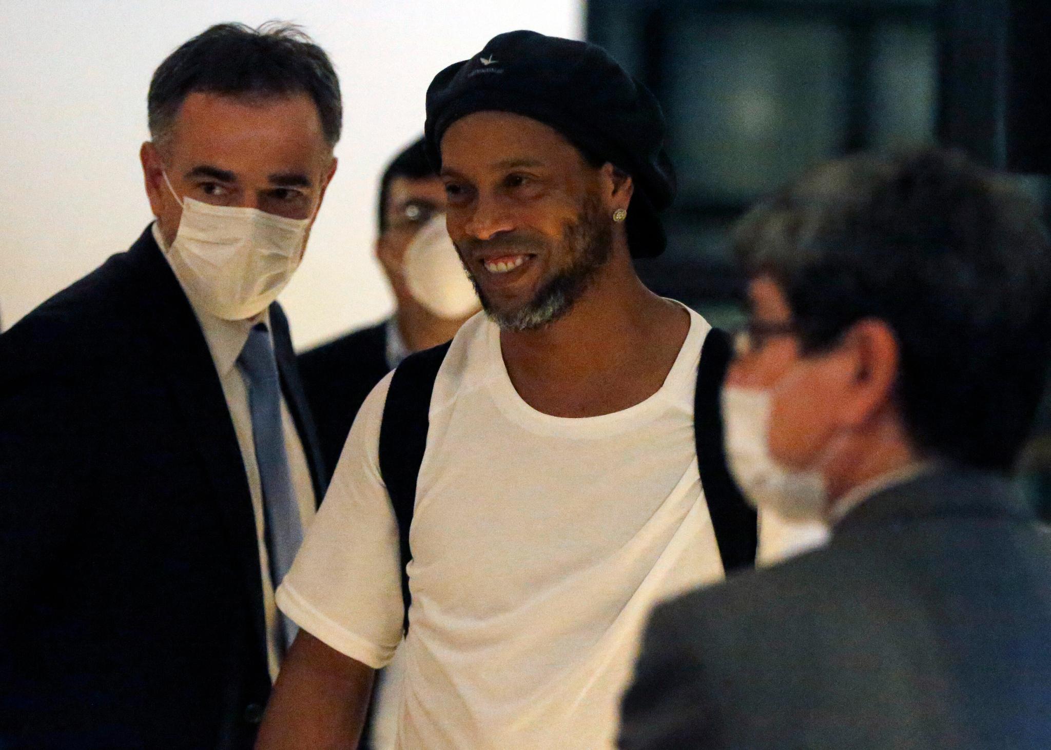 Ronaldinho smiler etter å ha sluppet ut fra fengsel. Nå sitter han i husarrest på et hotell i Paraguays hovedstad.