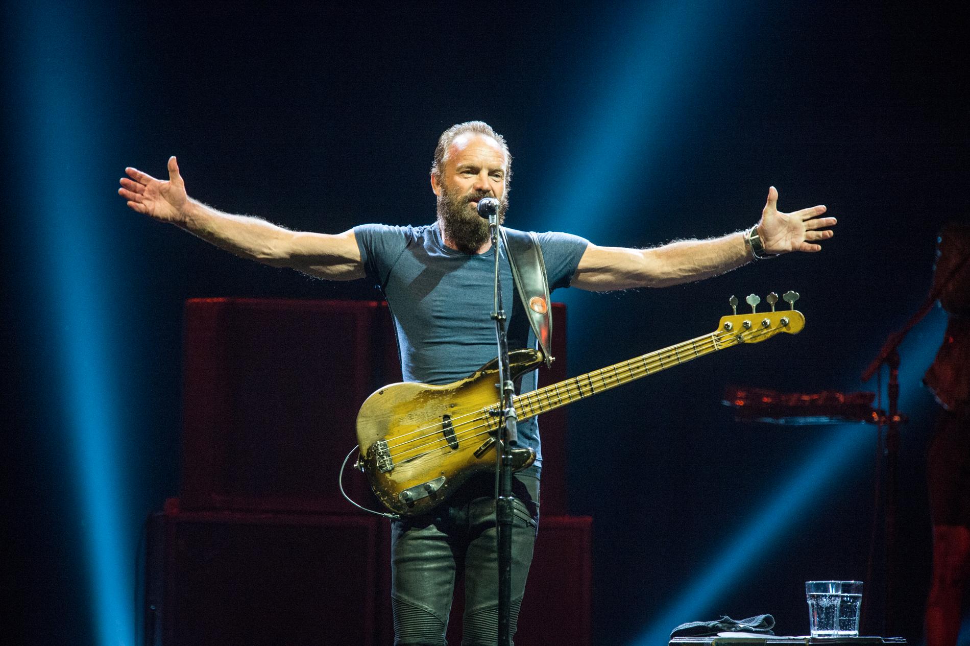 Sting i aksjon under konserten i Sørmarka Arena i 2015.