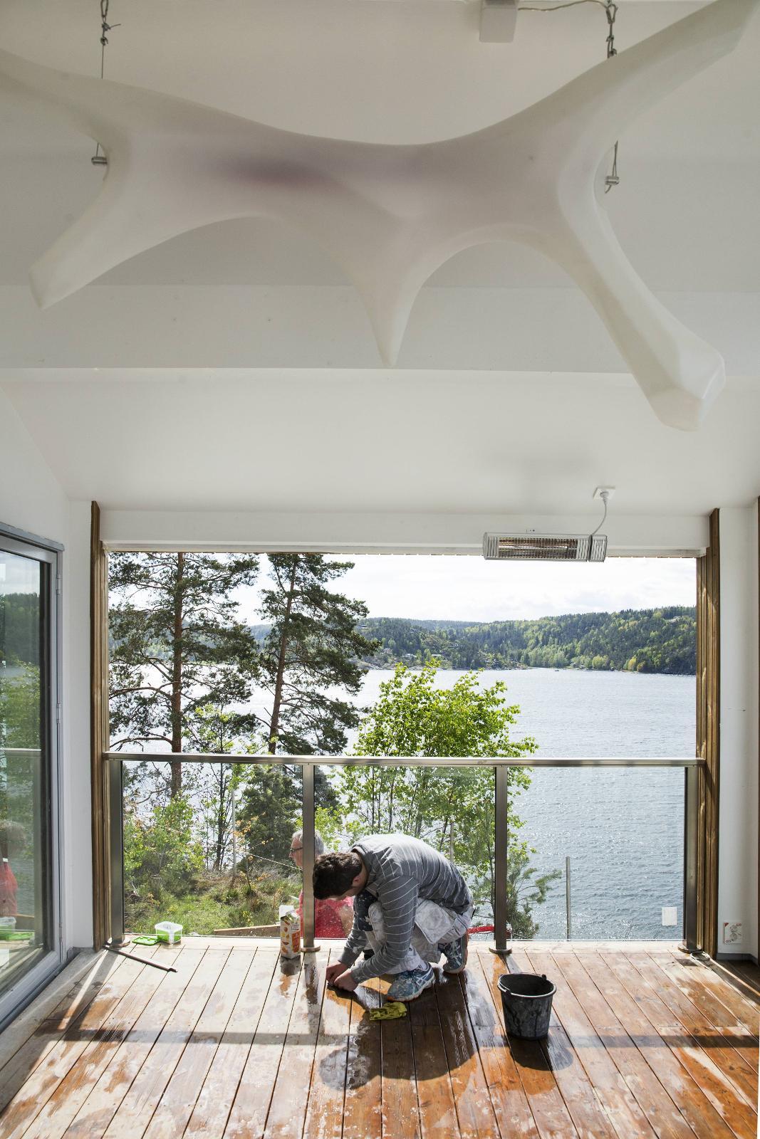 TERRASSE: En 15 kvadratmeter stor overbygget terrasse er blant fasilitetene på den nybygde hytta til Bjørn Arezes Kringstad.