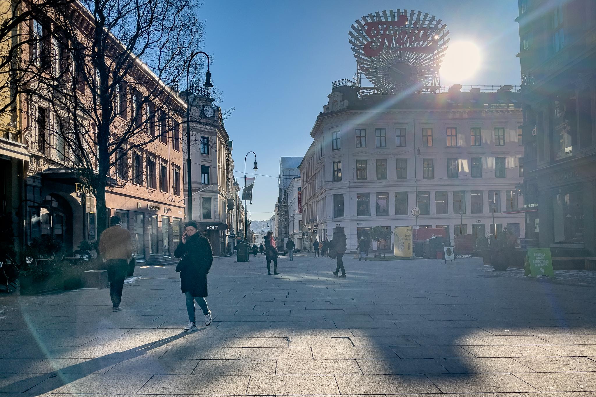 Ikke la deg lure. Fredag var det gnistrende formiddagssol, men iskaldt i Oslo.