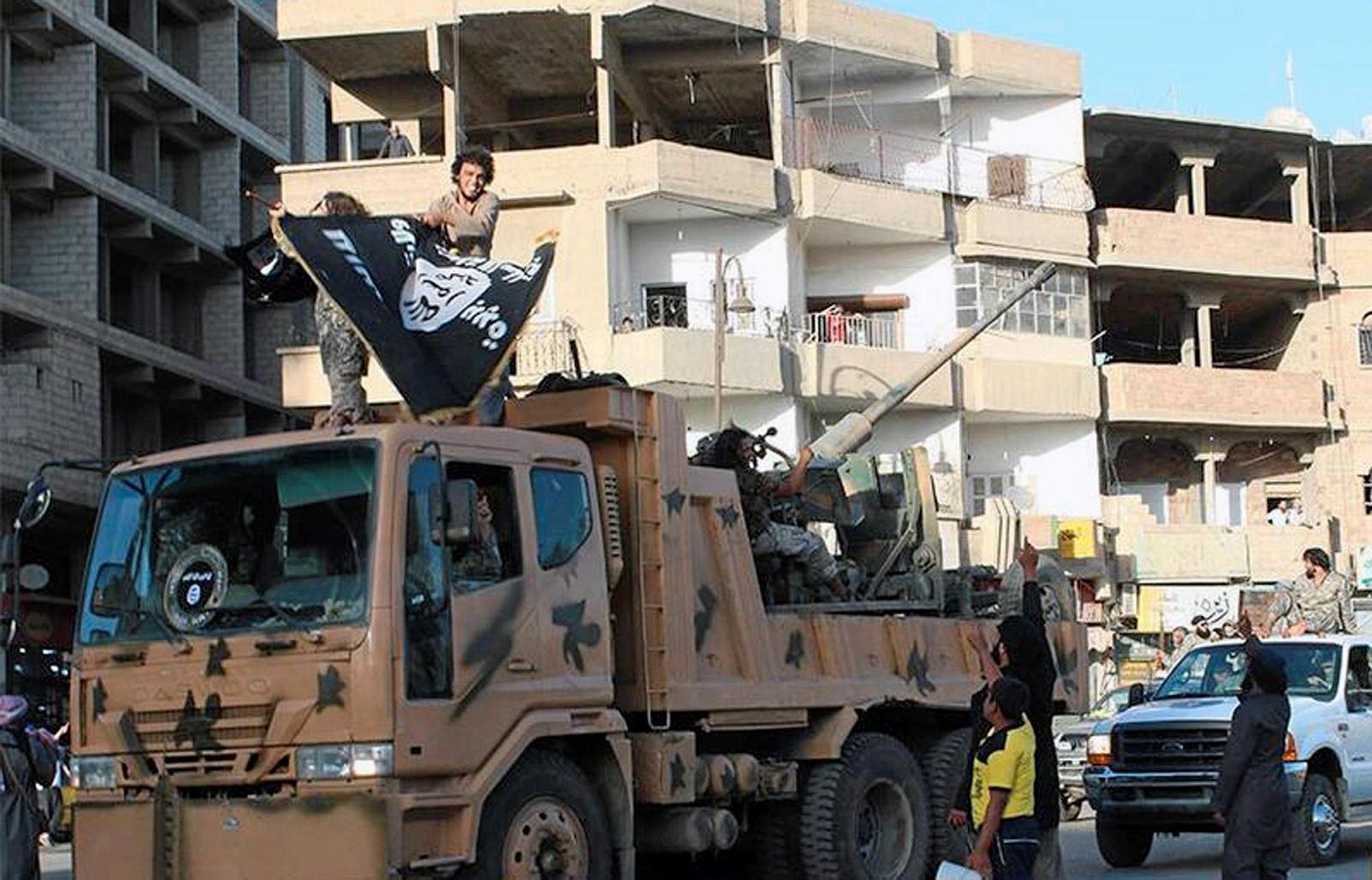 IS viser frem krigsbyttet sitt i Raqqa i Syria.