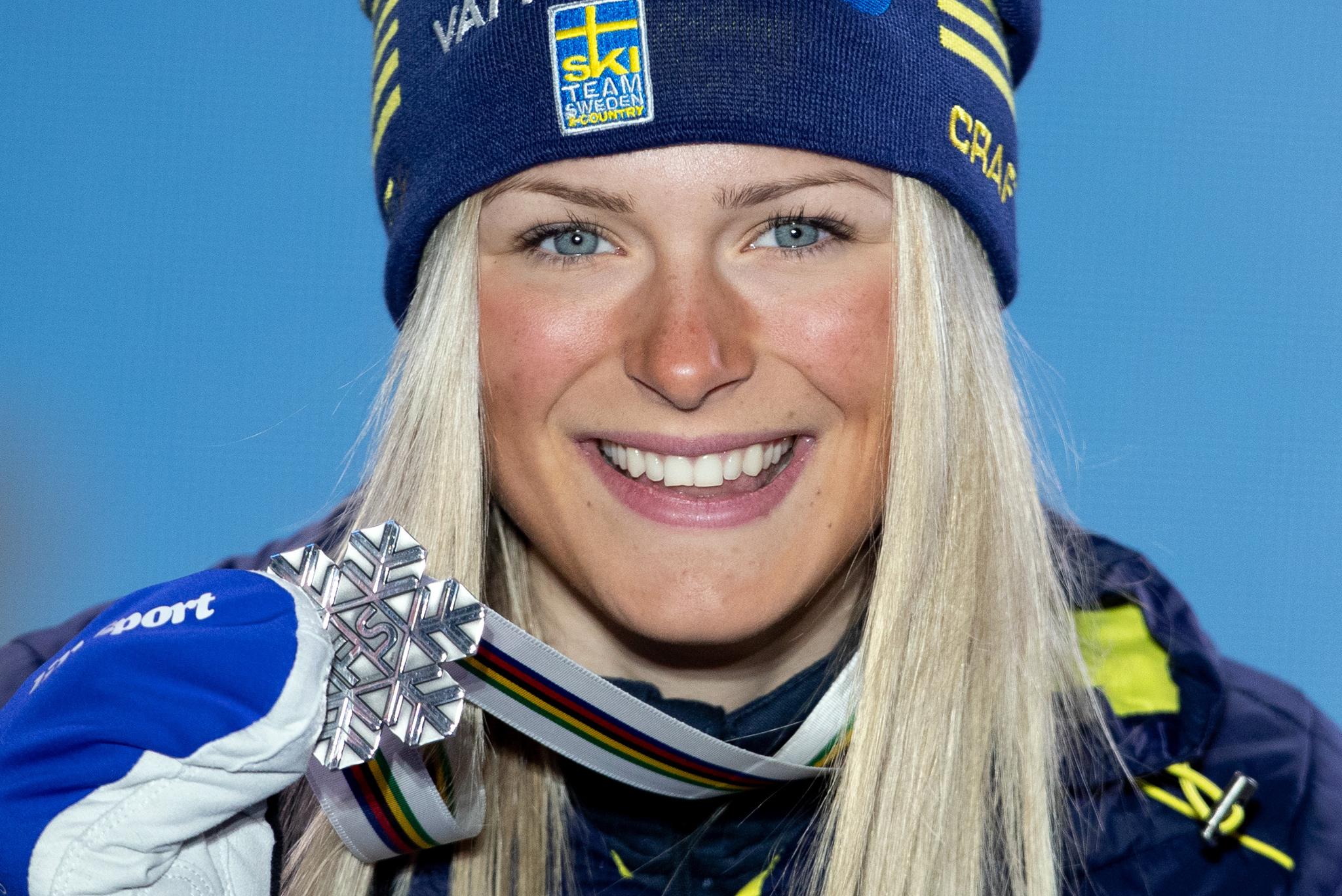 KOMET: Frida Karlsson med sølvmedaljen etter 10-kilometeren i VM i Seefeld i 2019. 