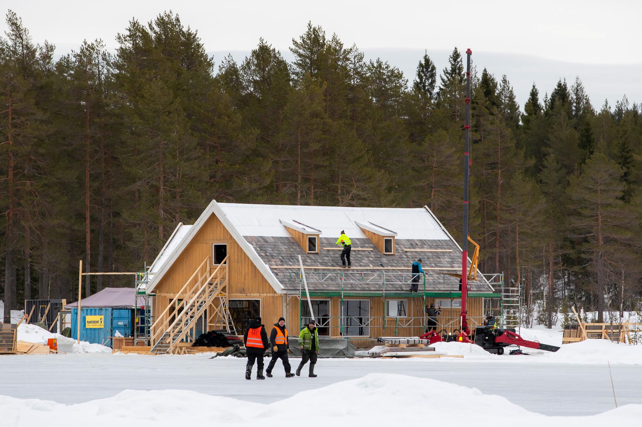 Ved Langvann i Nordmarka, på grensen mellom Oslo og Nittedal, ble det i vinter oppført et hus som trolig ble benyttet under innspillingen av en James Bond-film. Foto: Håkon Mosvold Larsen / NTB scanpix