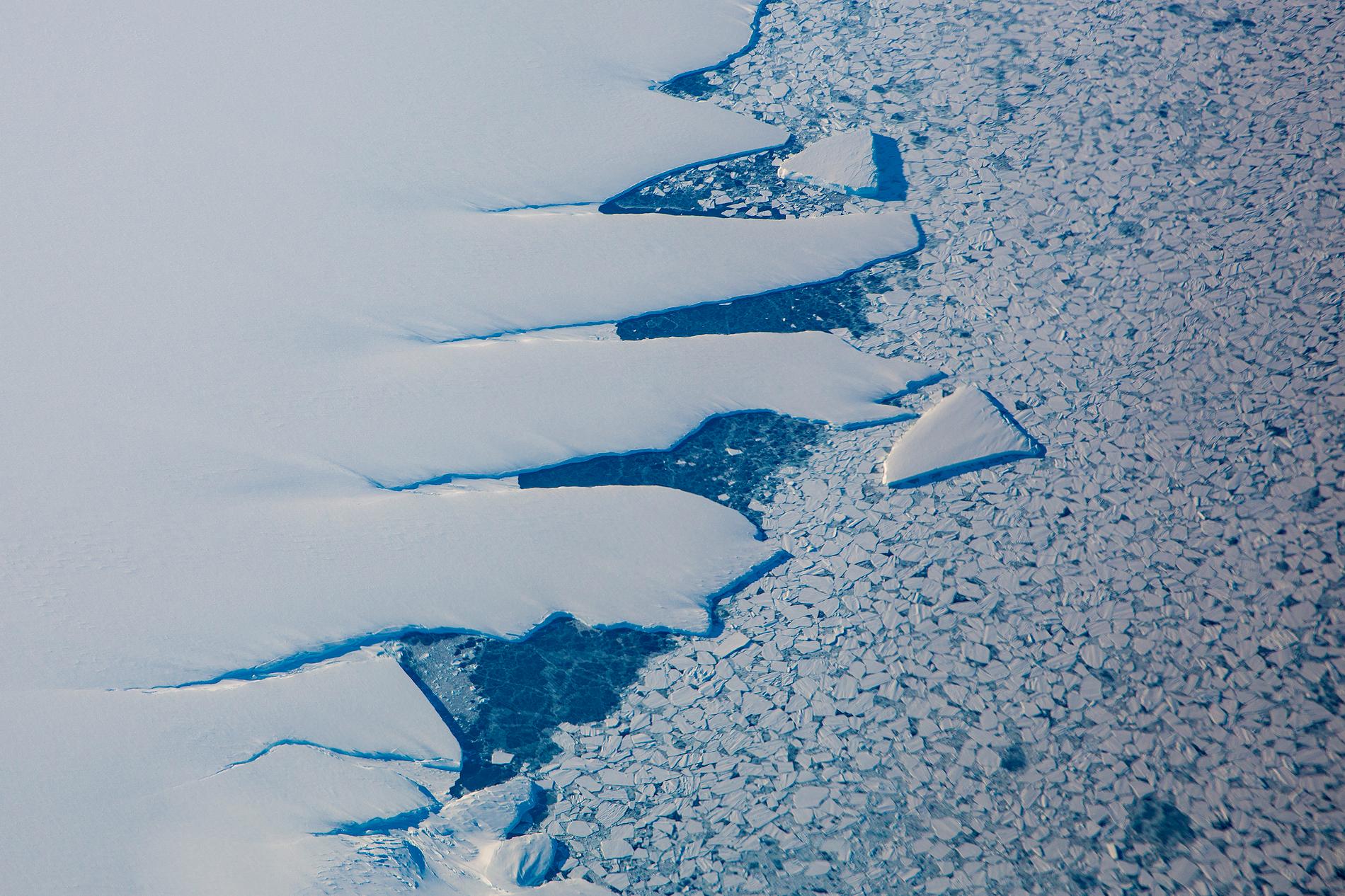 Iskanten som markerer starten på det enorme området som er dekket av is i Antarktis. Dette bildet er tatt i et annet område enn det som dekkes av forskningsrapporten som antyder at smeltingen av isbremmer i Vest-Antarktis kan ha passert et vippepunkt. 
