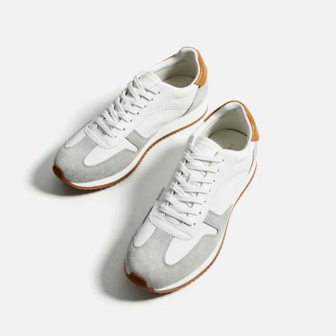 Klassike sneakers i hvitt og grått.