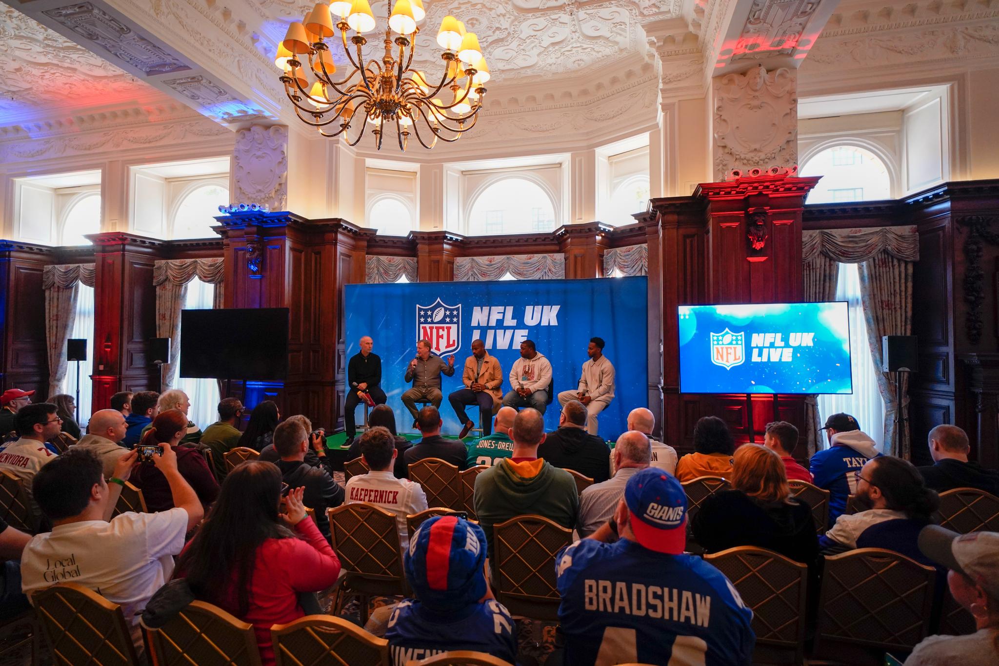 GA HÅP: NFL-sjef Roger Goodell snakket til mange oppmøtte britiske NFL-fans lørdag, og ga håp om mye mer amerikansk fotball i London fremover.