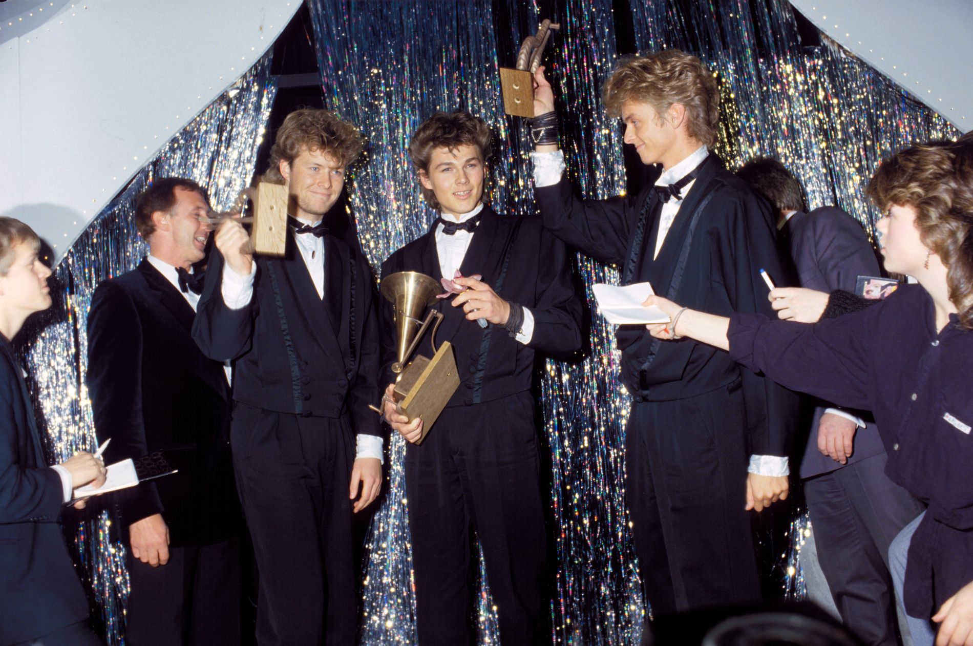 Utdeling av Spellemannprisen for året 1985. Vinnerne av pop-prisen og årets spillemann ble tildelt gruppen A-HA. Magne Furuholmen, Morten Harket, Paul Waaktaar Savoy.