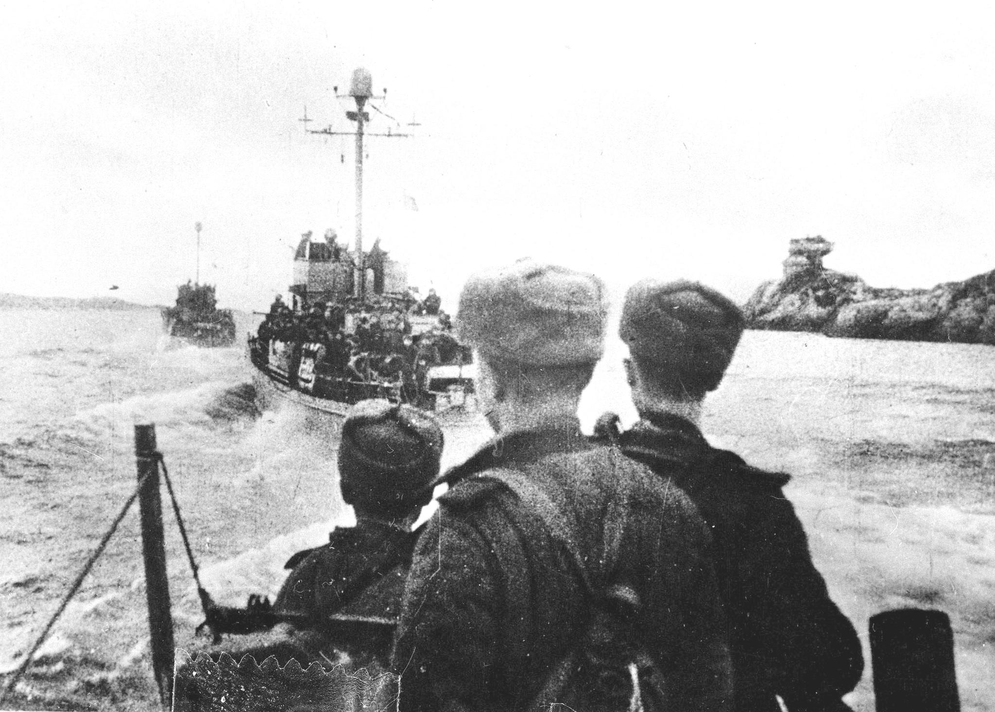 Den røde arme rykket inn i Norge og frigjorde Kirkenes 25. oktober 1944. Her ses landgangsstyrker fra den sovjet-russiske marinen i Nordishavet på vei til tyskernes marinebase i det nordlige Norge.