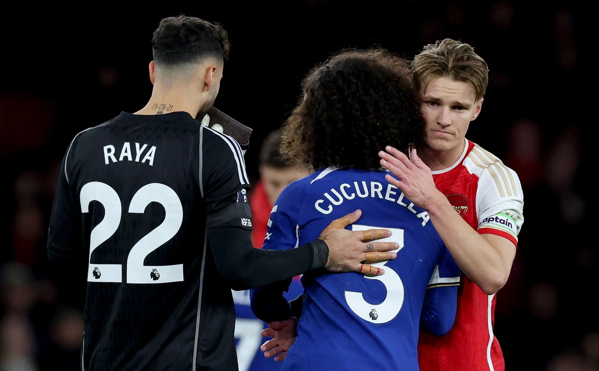  Martin Ødegaard (høyre) klemmer Marc Cucurella etter 5–0-seieren i London tirsdag kveld. Til venstre er målvakt David Raya.