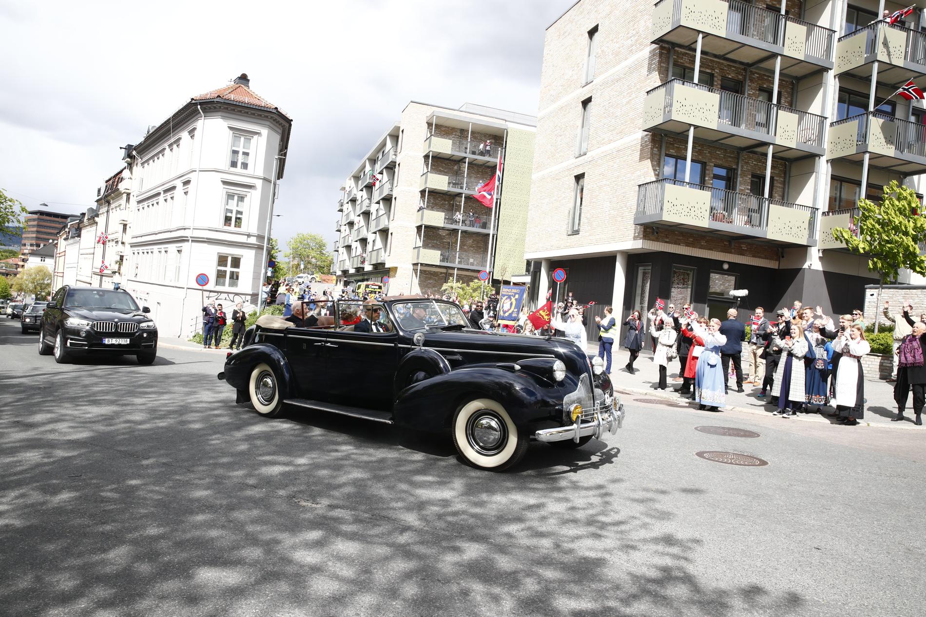 Kongeparets bil kjører forbi Kampen omsorgssenter i Oslo på 17. mai i fjor. 