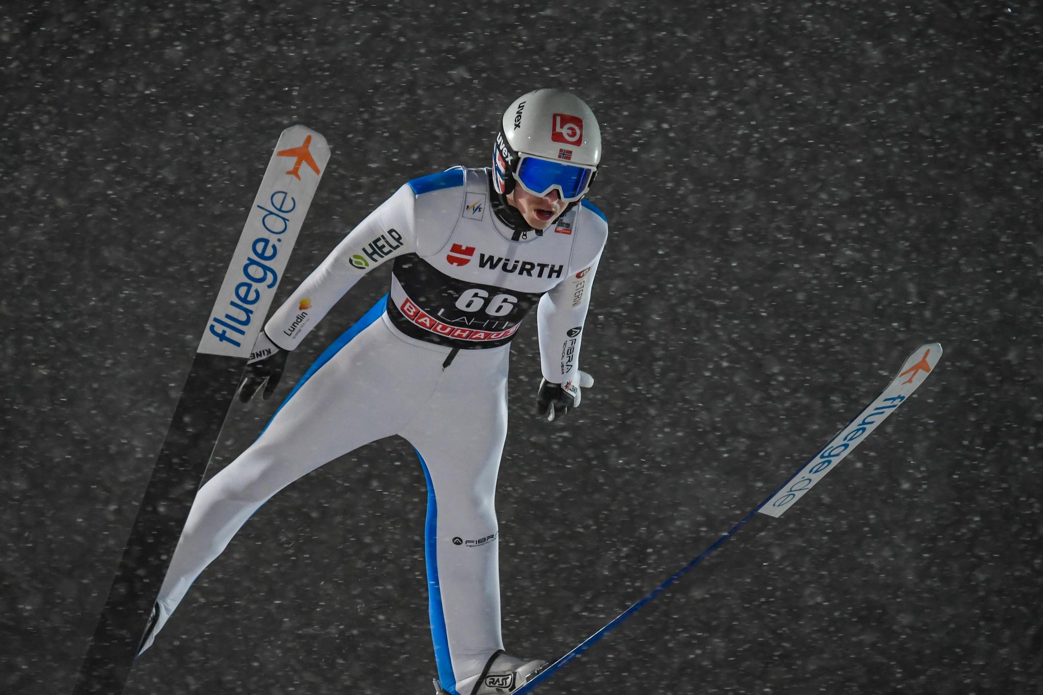 PALLPLASS: Halvor Egner Granerud gjorde to gode hopp i finske Lahti og endte på 2.-plass. 