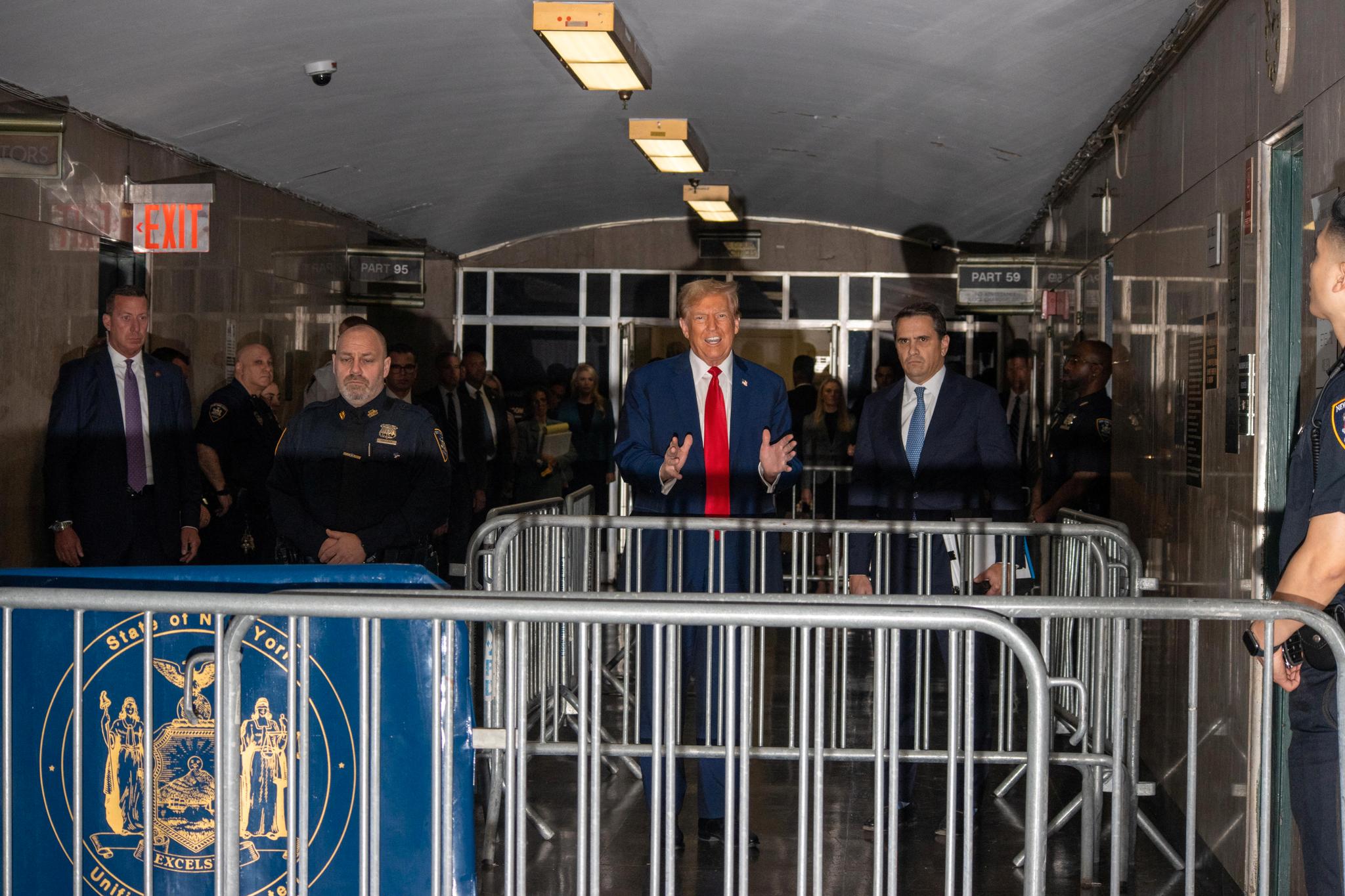 Tidligere president Donald Trump snakket til pressen før han gikk inn i rettssalen i Manhattan.