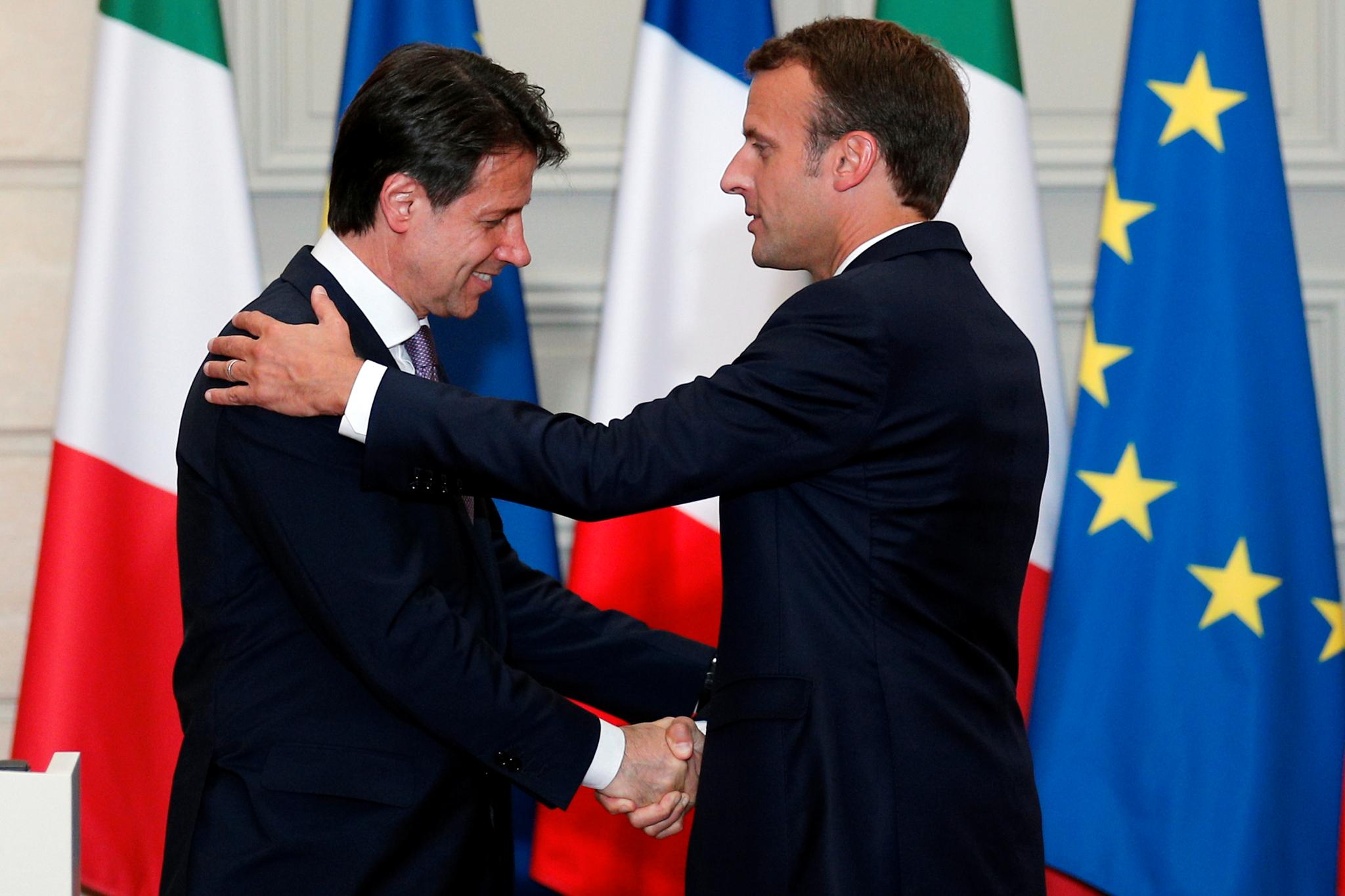 Etter en uke med ordkrig mellom Italia og Frankrike om migranter, møttes Frankrikes president Emmanuel Macron og Italias nye statsminister Giuseppe Conte fredag for å prøve å glatte over krangelen.