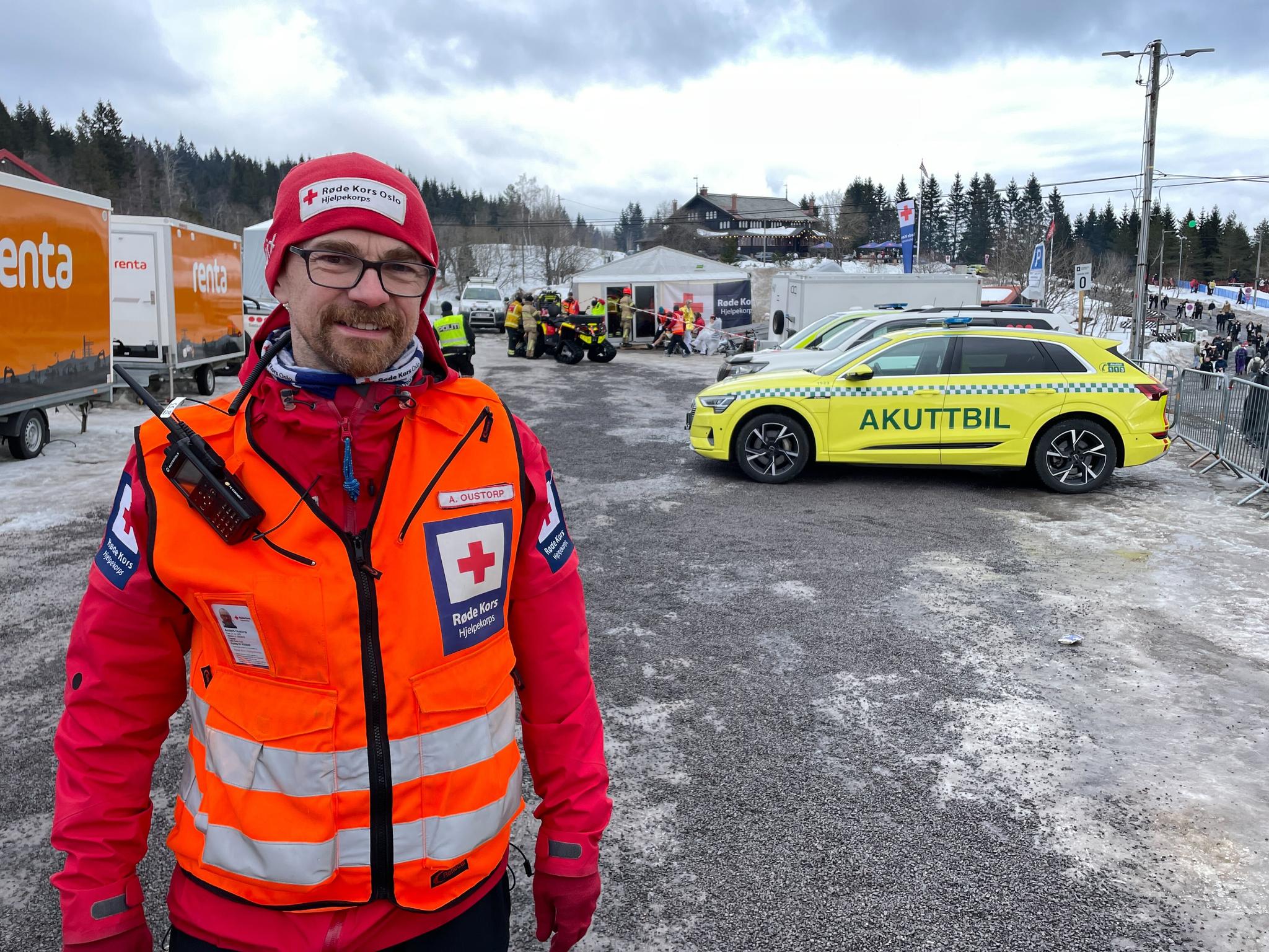 Vaktleder Anders Oustorp i Røde Kors sa at lørdagens fest tross alt har gått roligere for seg enn tidligere år. 