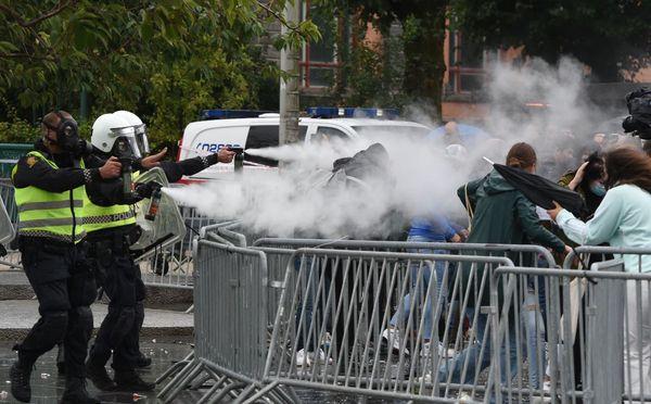 Politiet brukte tåregass mot folkemengdene på Festplassen.