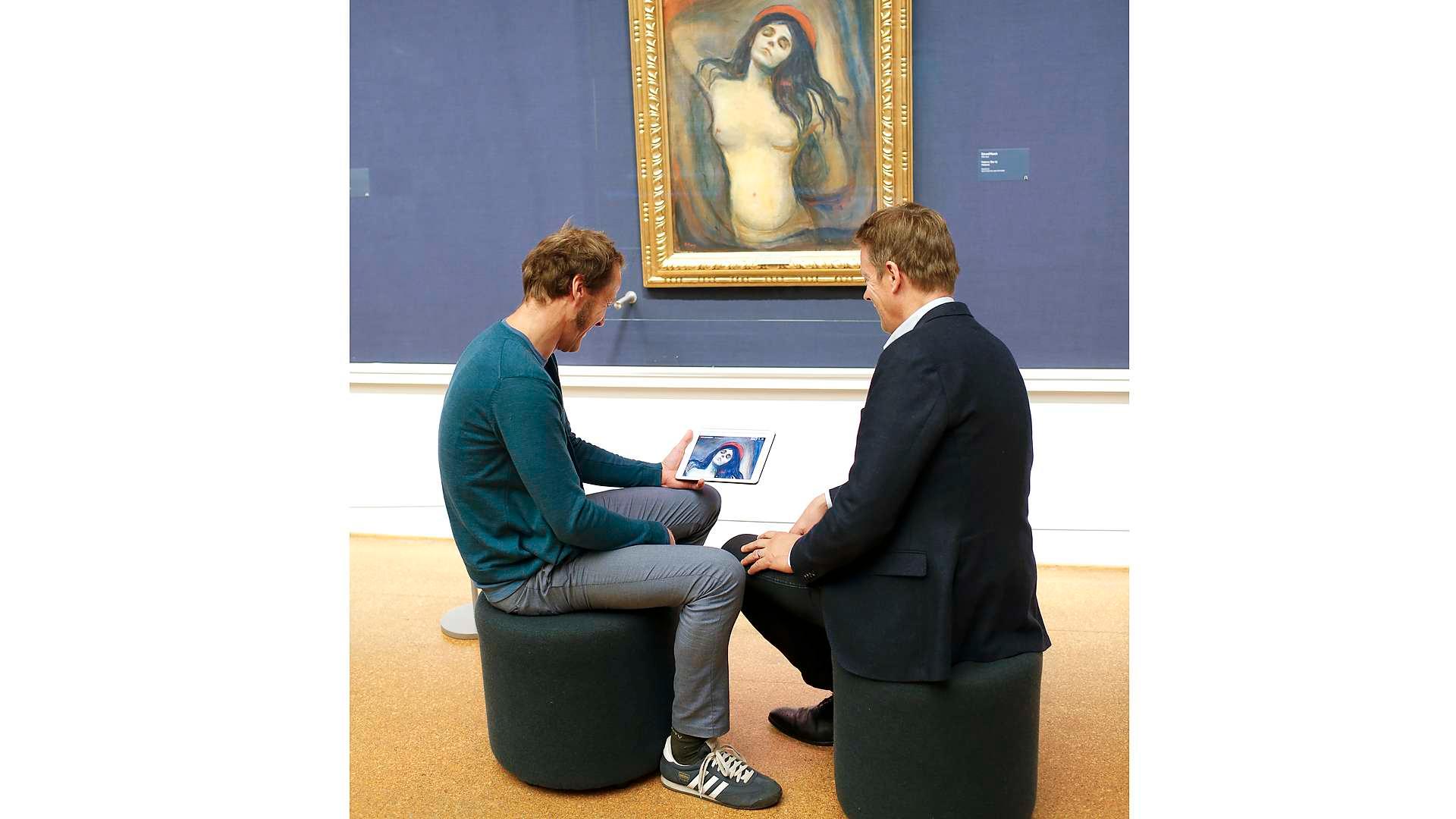 Nettredaktør Dag Hensten (t.v.) og direktør Audun Eckhoff i Nasjonalgalleriet med både digital- og originalversjonen av Edvard Munchs «Madonna».