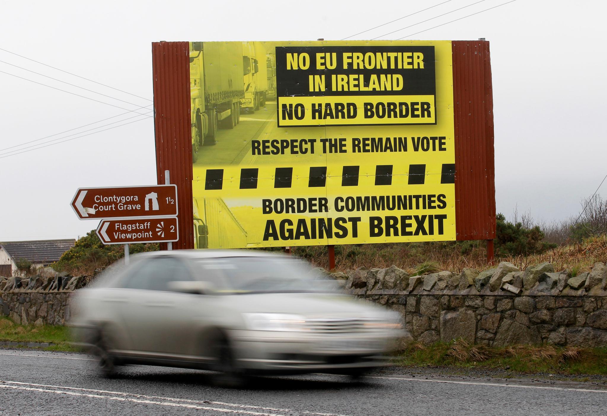 I dag finnes det ingen fysisk grense mellom Irland og Nord-Irland, som er en del av Storbritannia. Årsaken er at begge landene er med i EU. Men hvordan dette skal løses etter Brexit er uklart, og det er frykt for at et fysisk grenseskille kan rippe opp i den betente og konflikteten som har preget øya i mange år.
