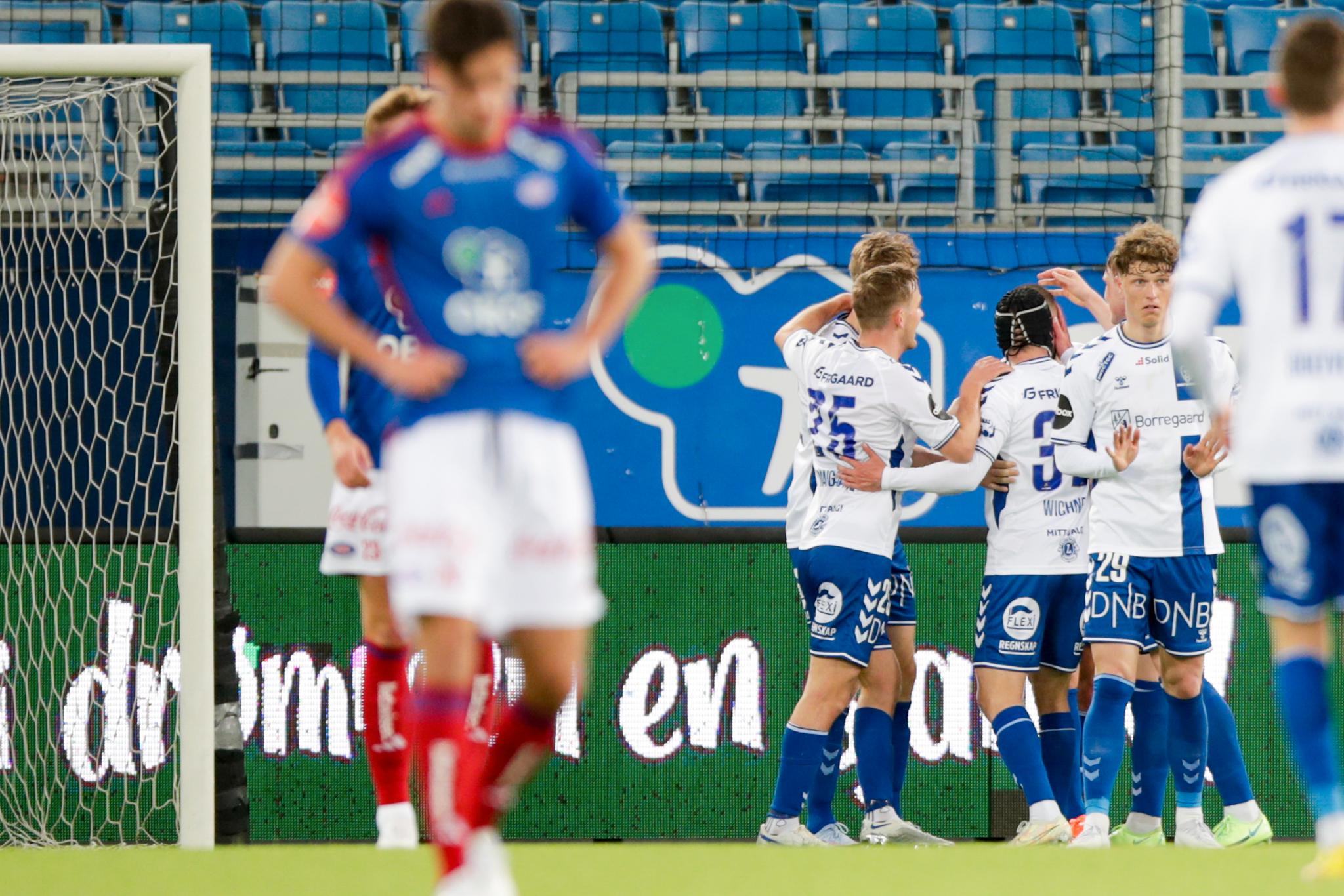 NEDTUR: Magnus Riisnæs (nærmest) fortviler, mens Sarpsborg-spillerne jubler i bakgrunnen.