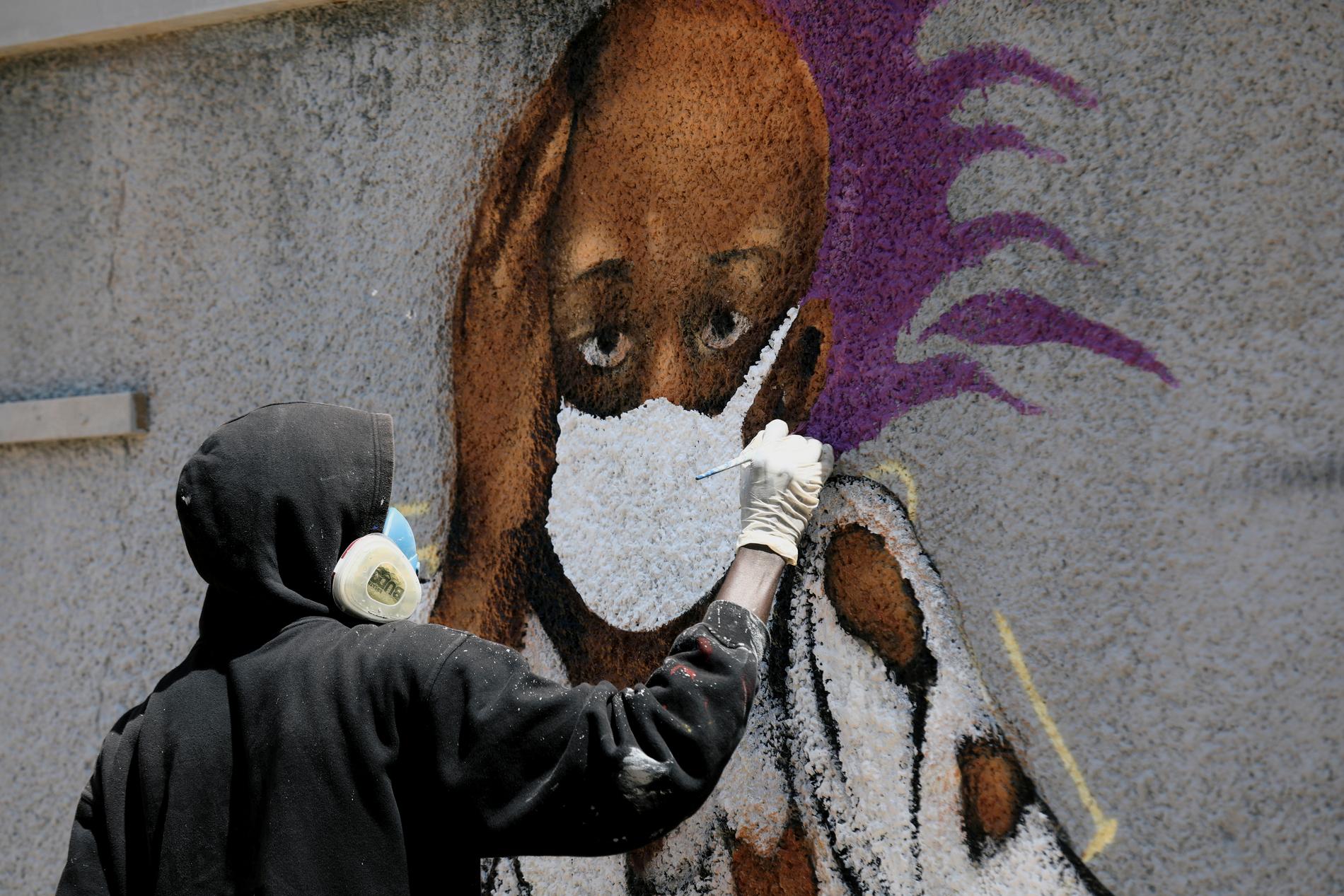 I Senegal gjør grafittikollektivet RBS Crew sitt for å informere om hvordan man kan begrense smitten.