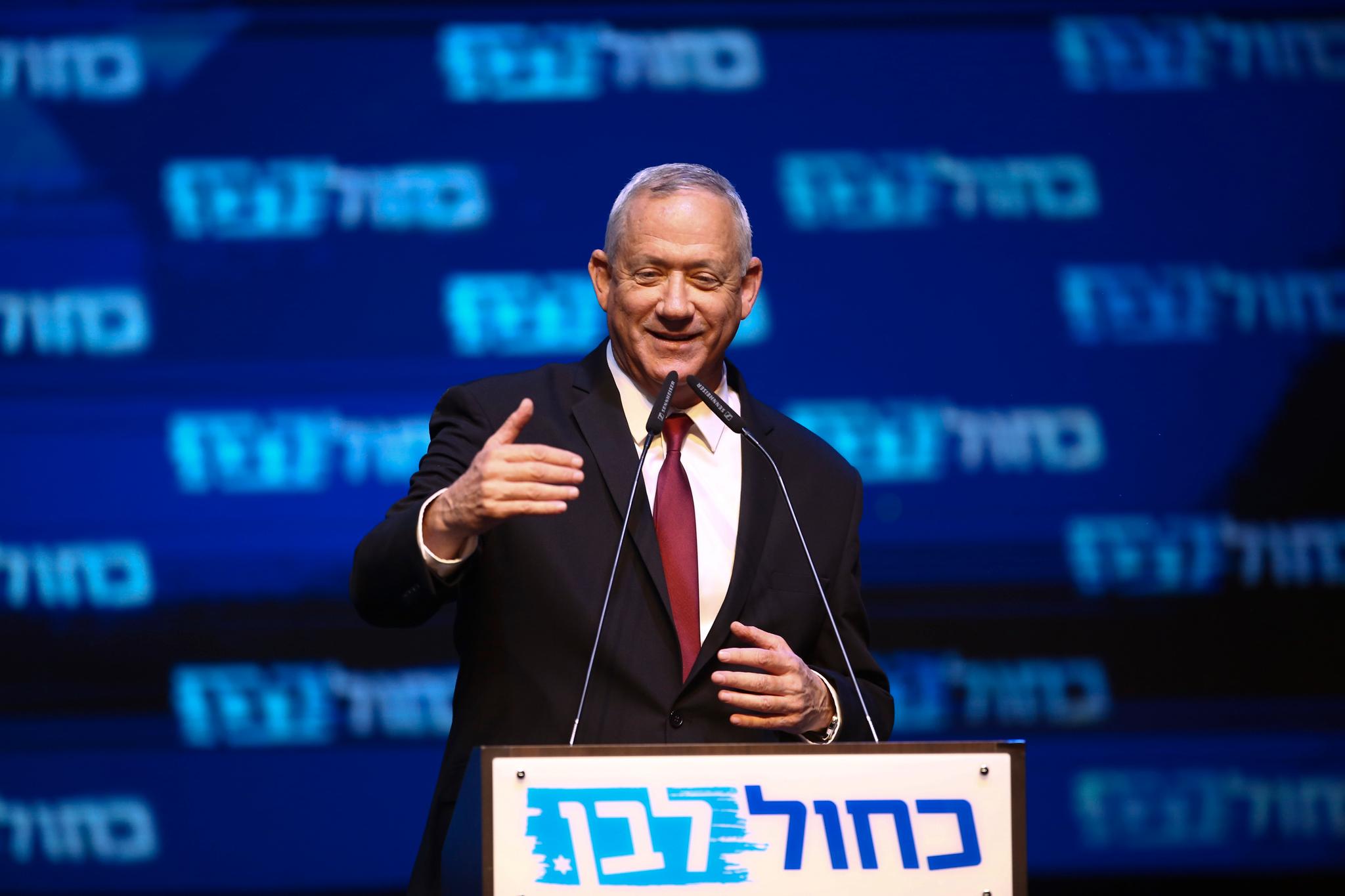 Benny Gantz ble valgets vinner i Israel og krever statsministerposten i en samlingsregjering. Hvilke partier som skal inngå i en slik regjering, er høyst uklart. Foto: Foto: AP / NTB scanpix